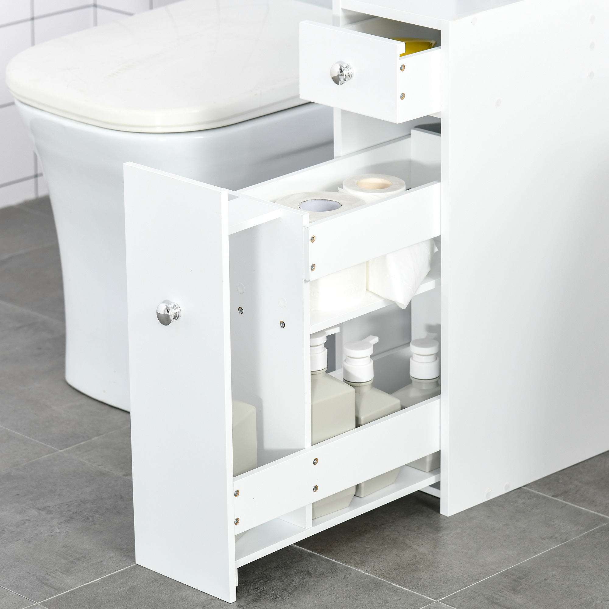 Un mueble de baño blanco con cajones extraíbles, que contiene papel higiénico y botellas de jabón.