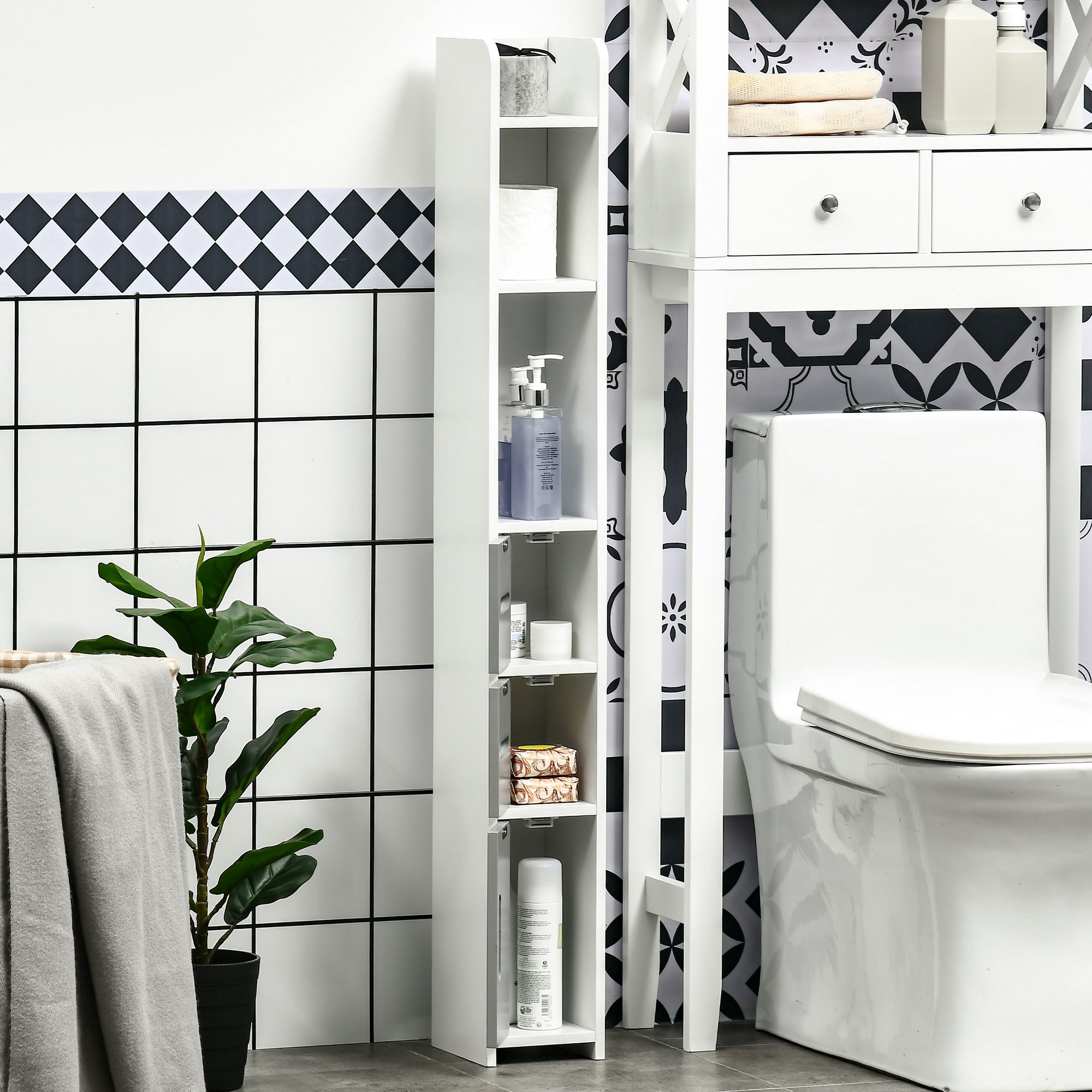 Un estante blanco estrecho junto a un inodoro con pared de azulejos blanco y negro.