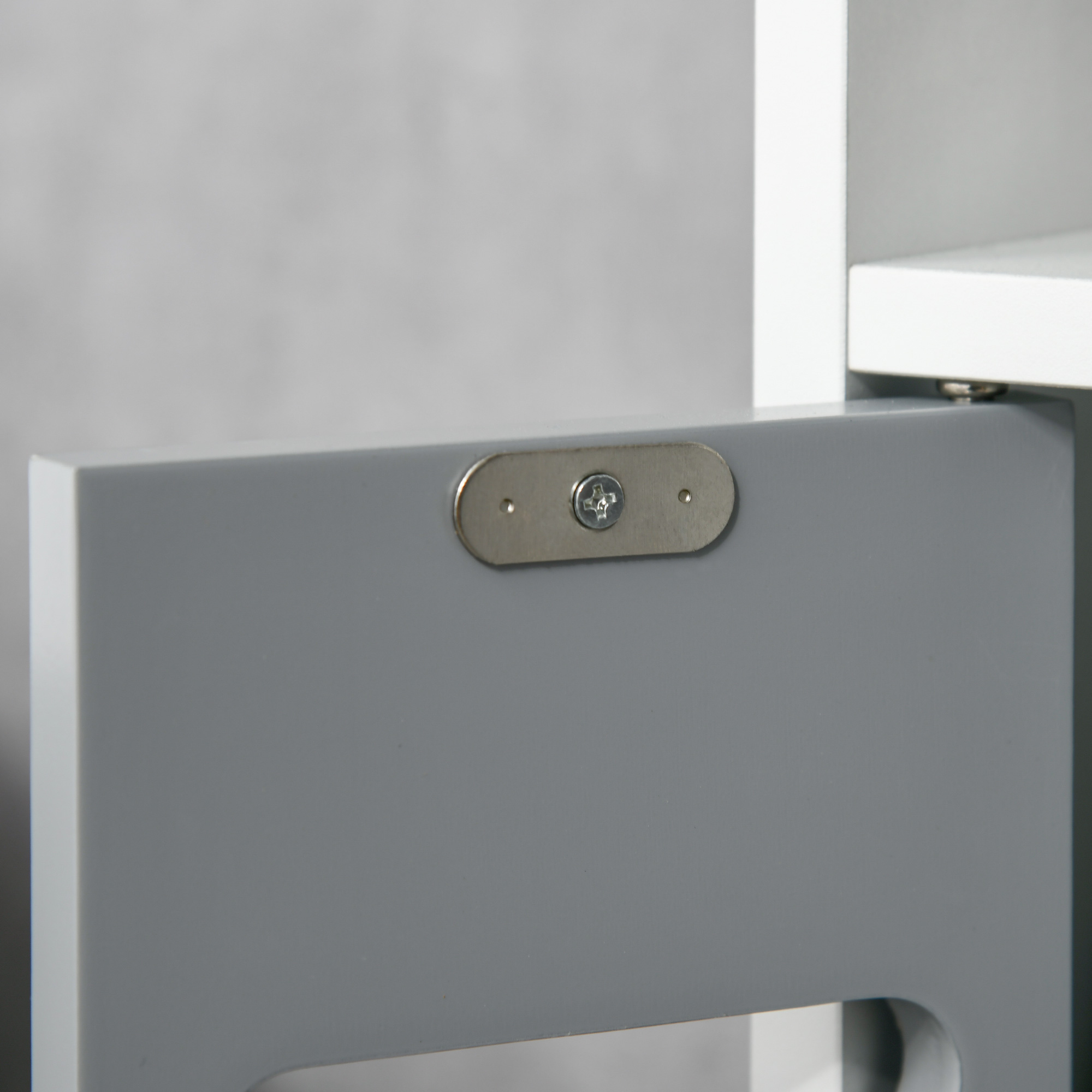 Viga de madera gris con placa metálica plateada y tornillo.