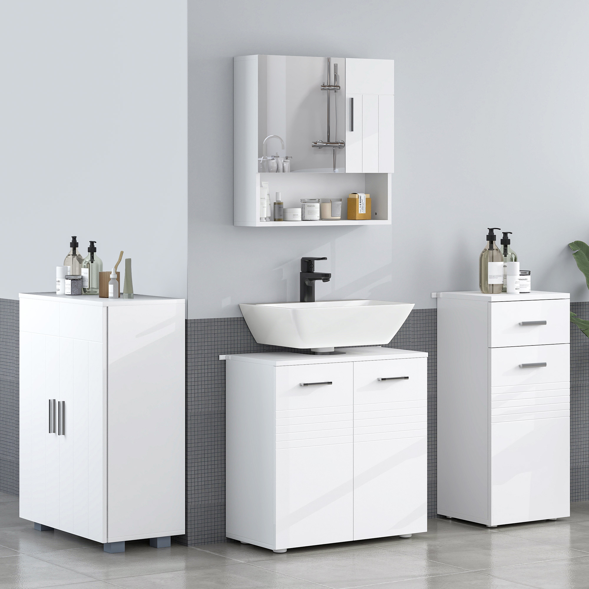 Un baño moderno con gabinetes blancos, un lavabo y un espejo.