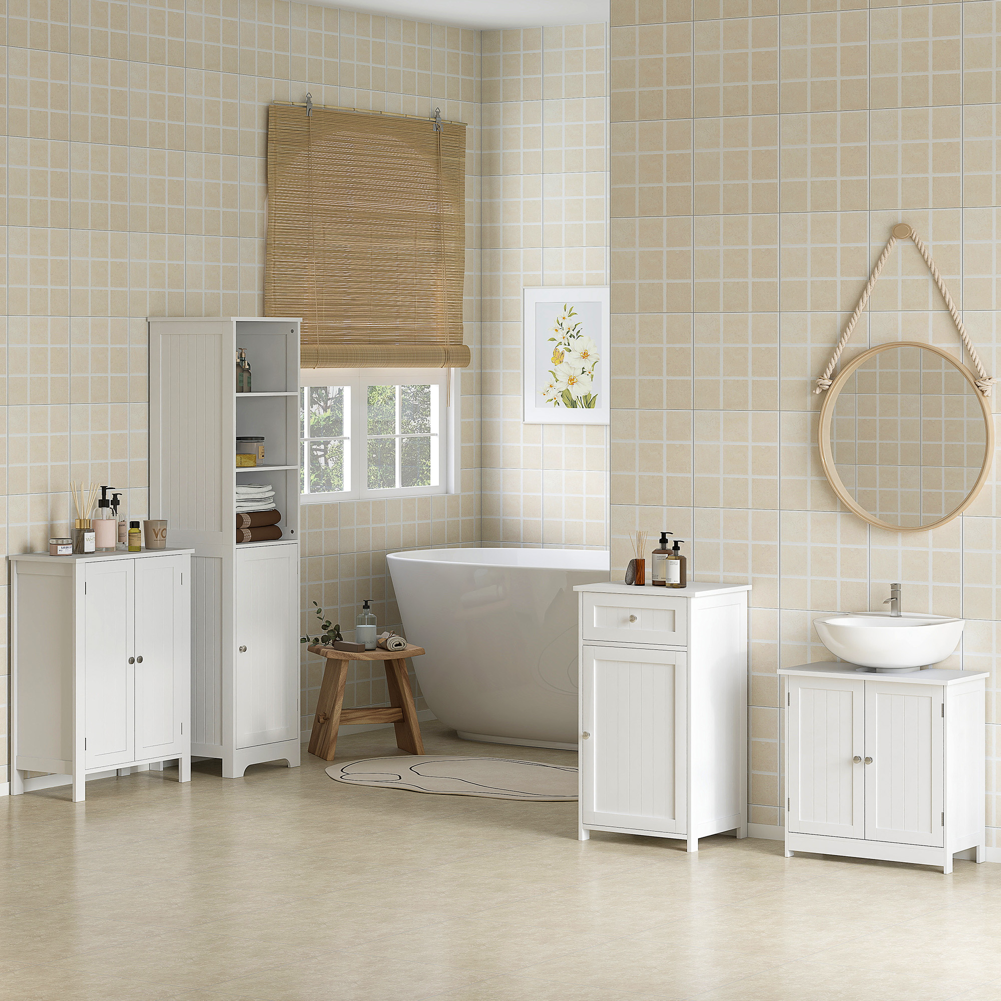 Un baño con gabinetes blancos, una bañera, un lavabo y paredes alicatadas.