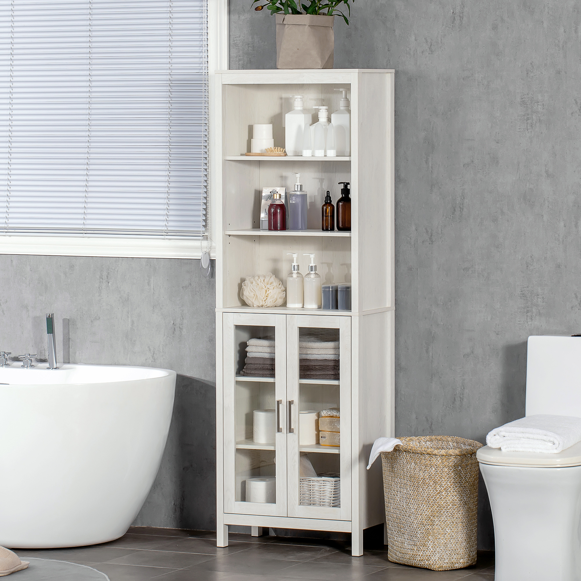 Un mueble de baño blanco con puertas de cristal está junto a un inodoro y una bañera.