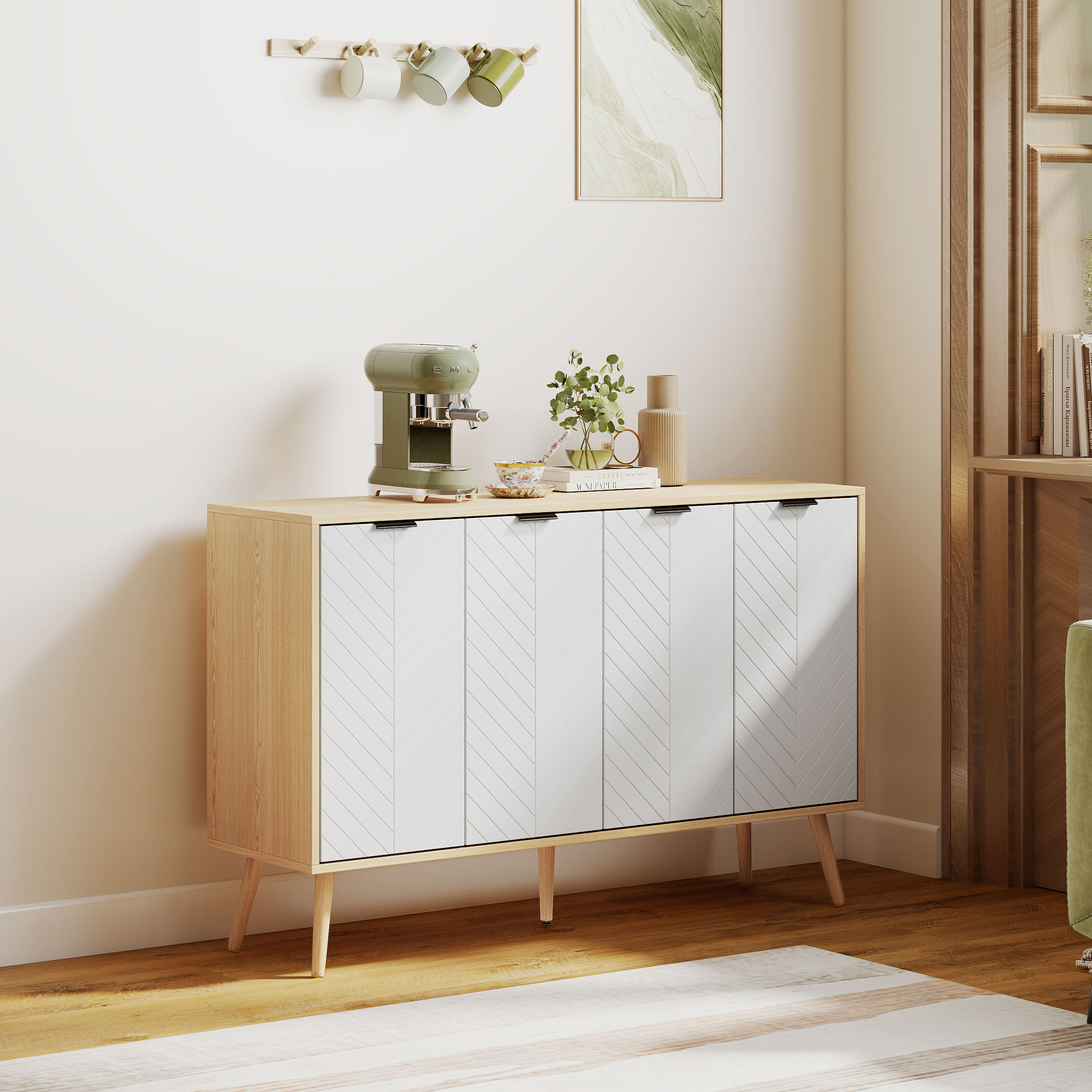 Cafetera verde sobre un mueble de madera con puertas blancas.