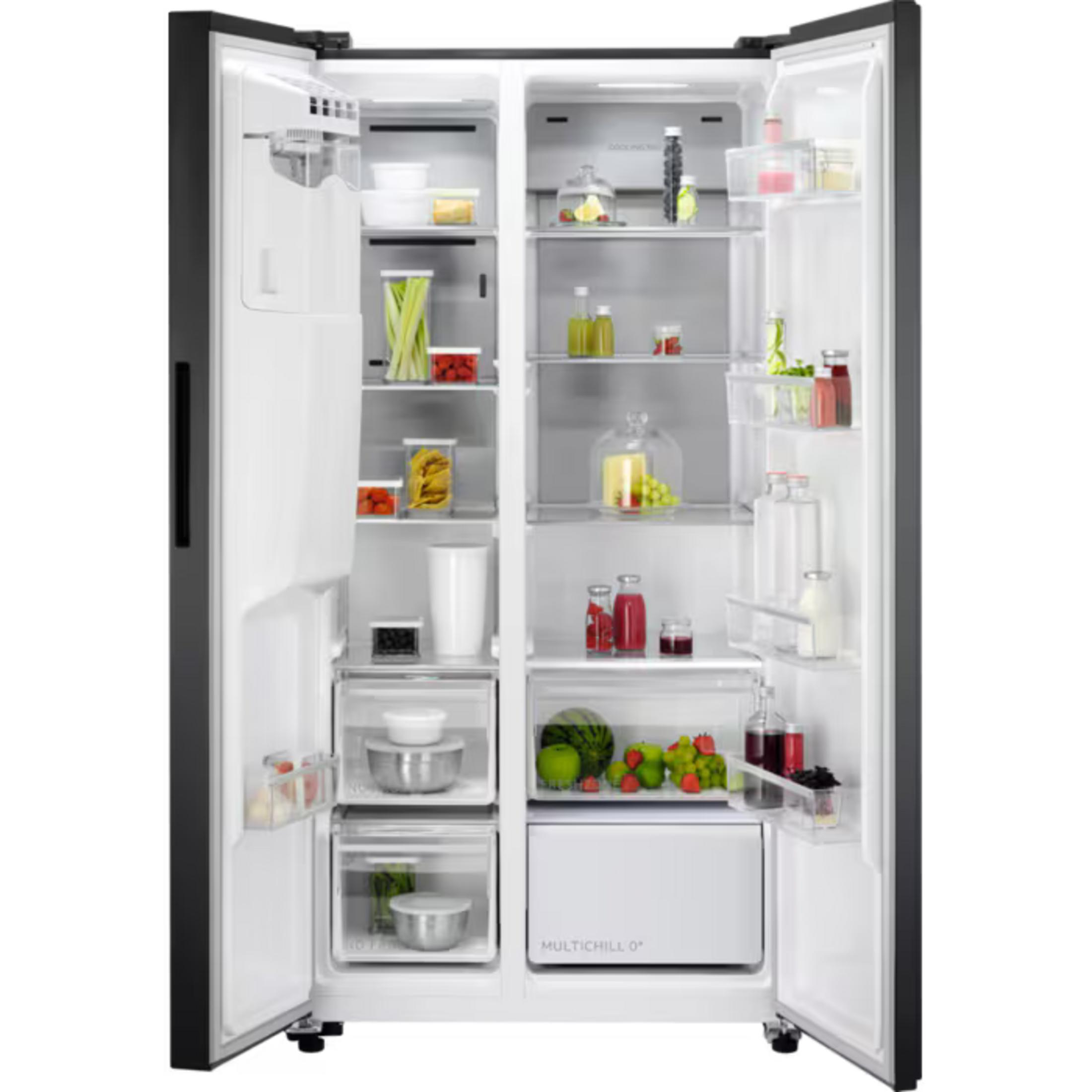 Offener Kühlschrank mit Lebensmitteln auf den Regalen. Obst, Gemüse, Getränke.
