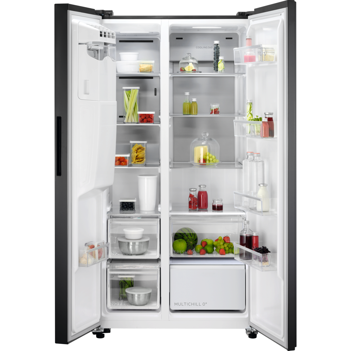 Ein offener Kühlschrank mit Lebensmitteln auf mehreren Regalen.