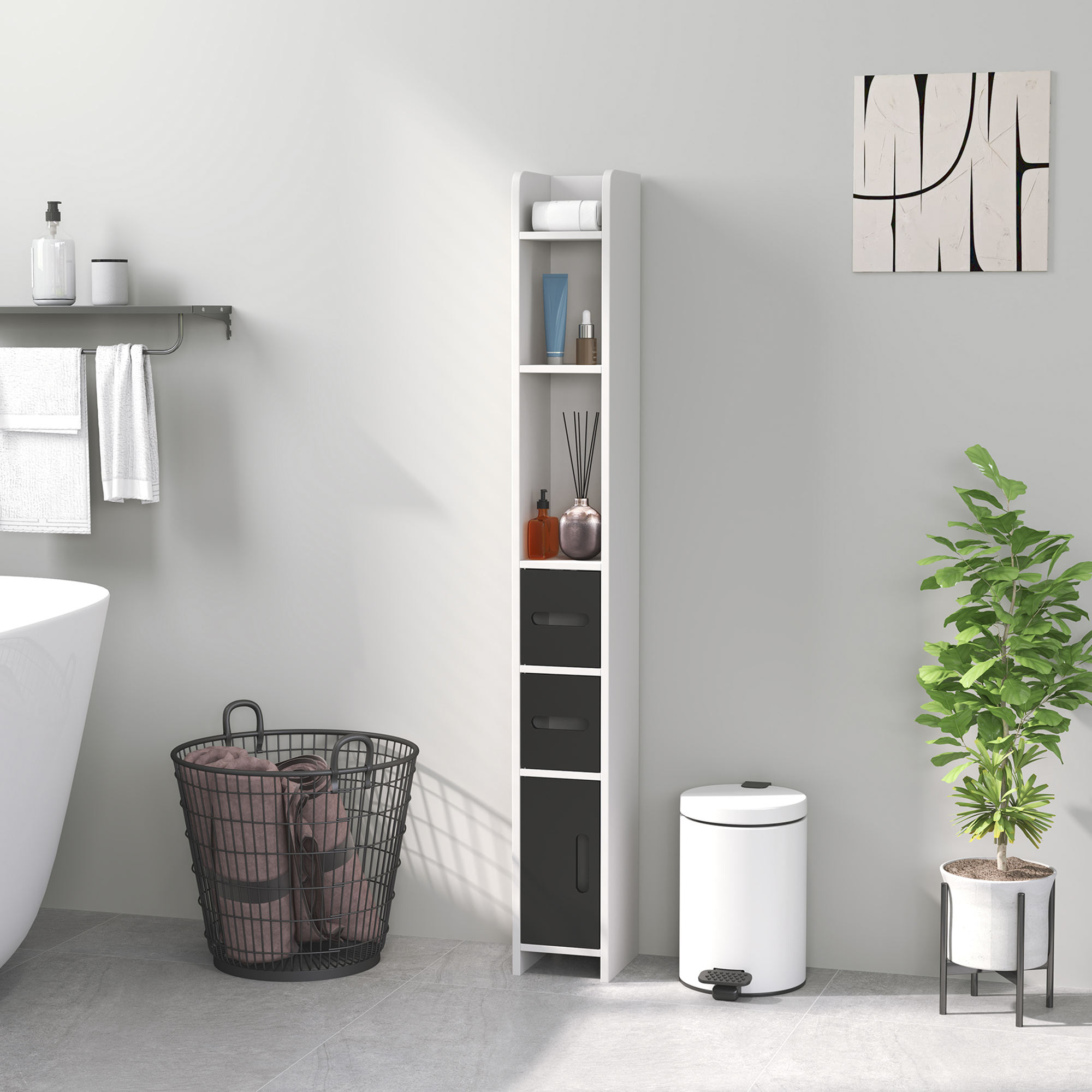 Un baño con estantería delgada, cesta de lavandería y papelera.