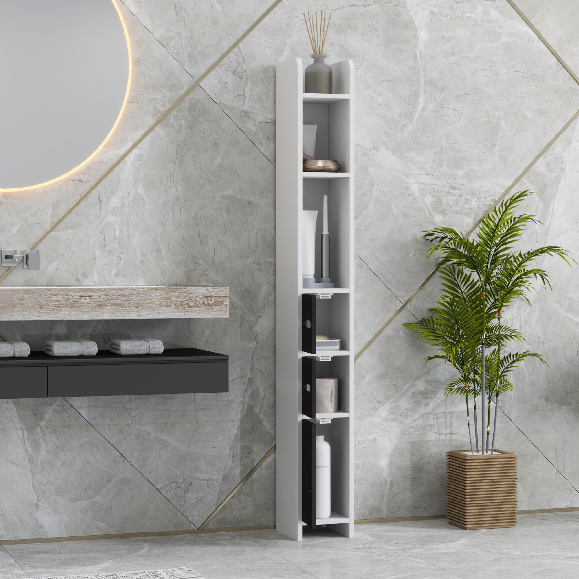 Una estantería blanca y delgada con artículos de baño, junto a un espejo y una planta.
