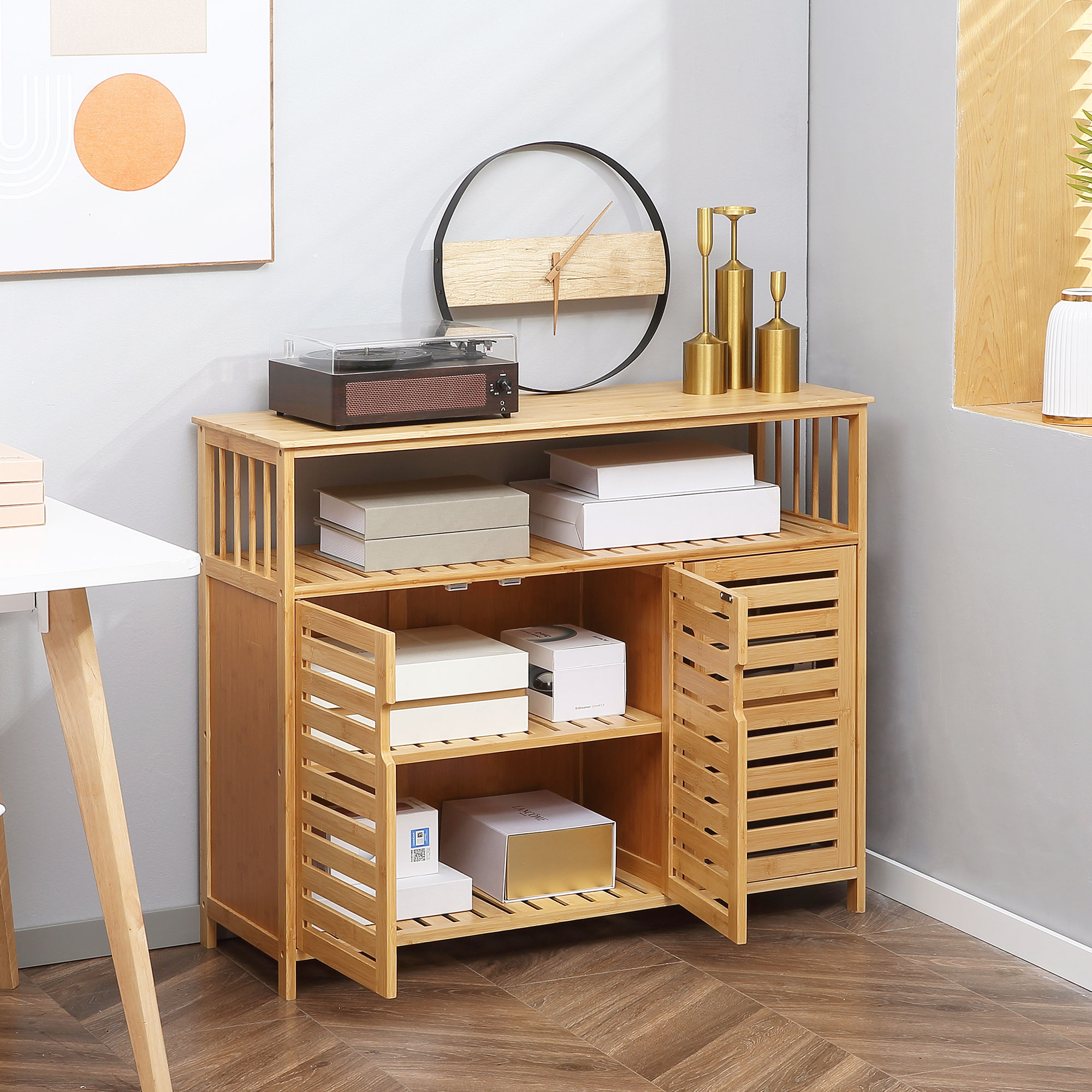 Un mueble de madera con estantes abiertos y cerrados llenos de cajas.