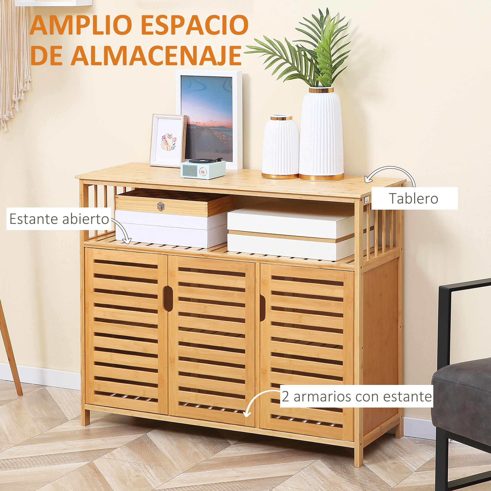 Un armario de bambú con puertas de lamas, estante abierto y decoraciones.