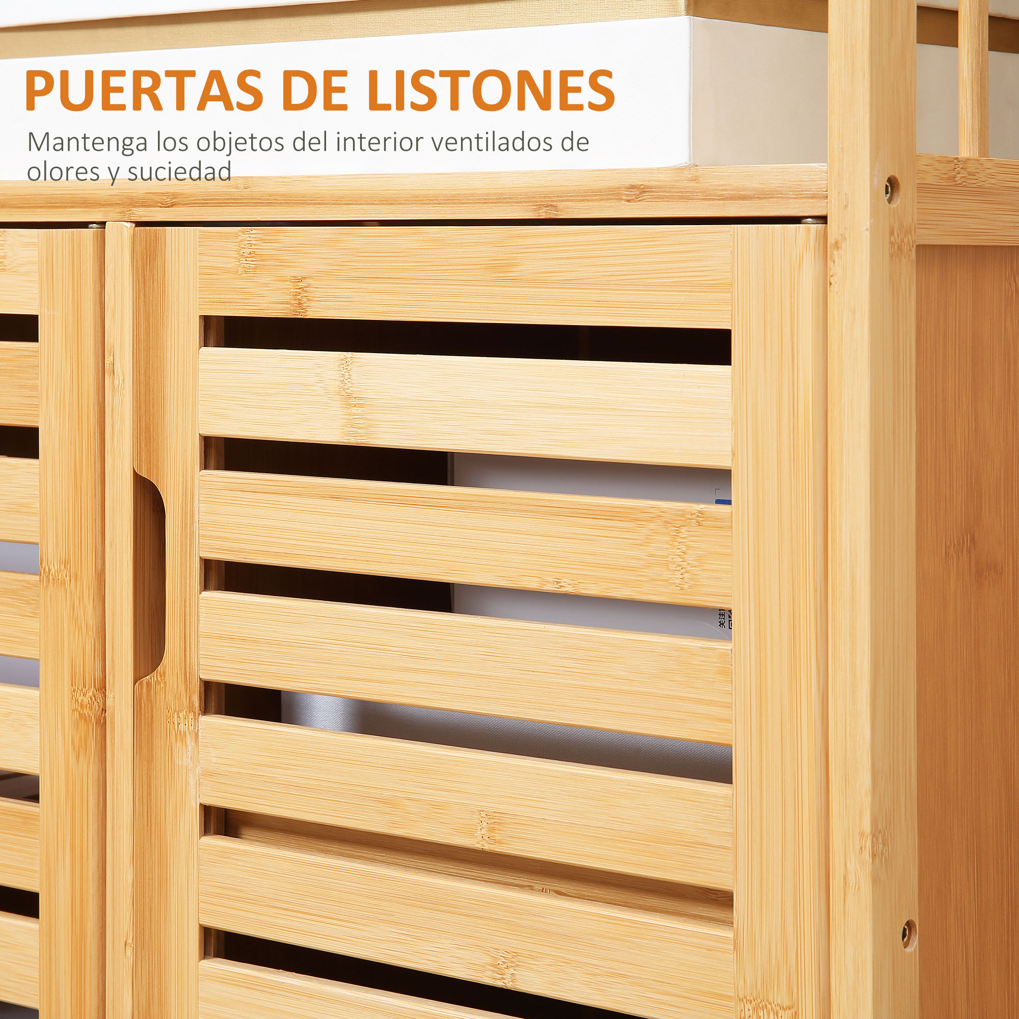 Primer plano de mueble de bambú con puertas de listones y texto.