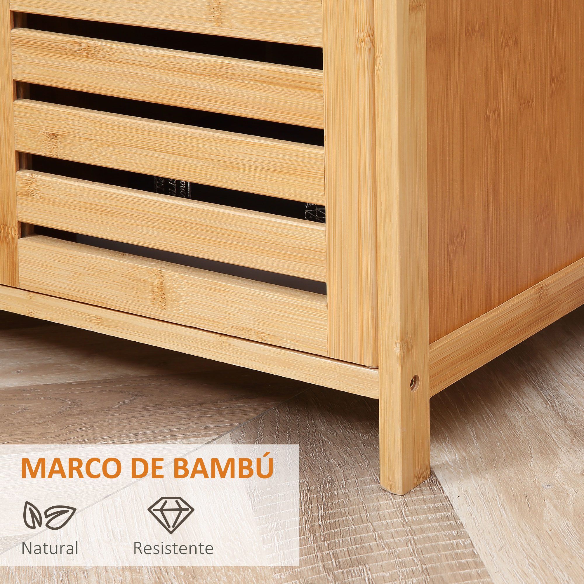 Primer plano de un mueble de bambú con puertas de listones sobre suelo de madera.