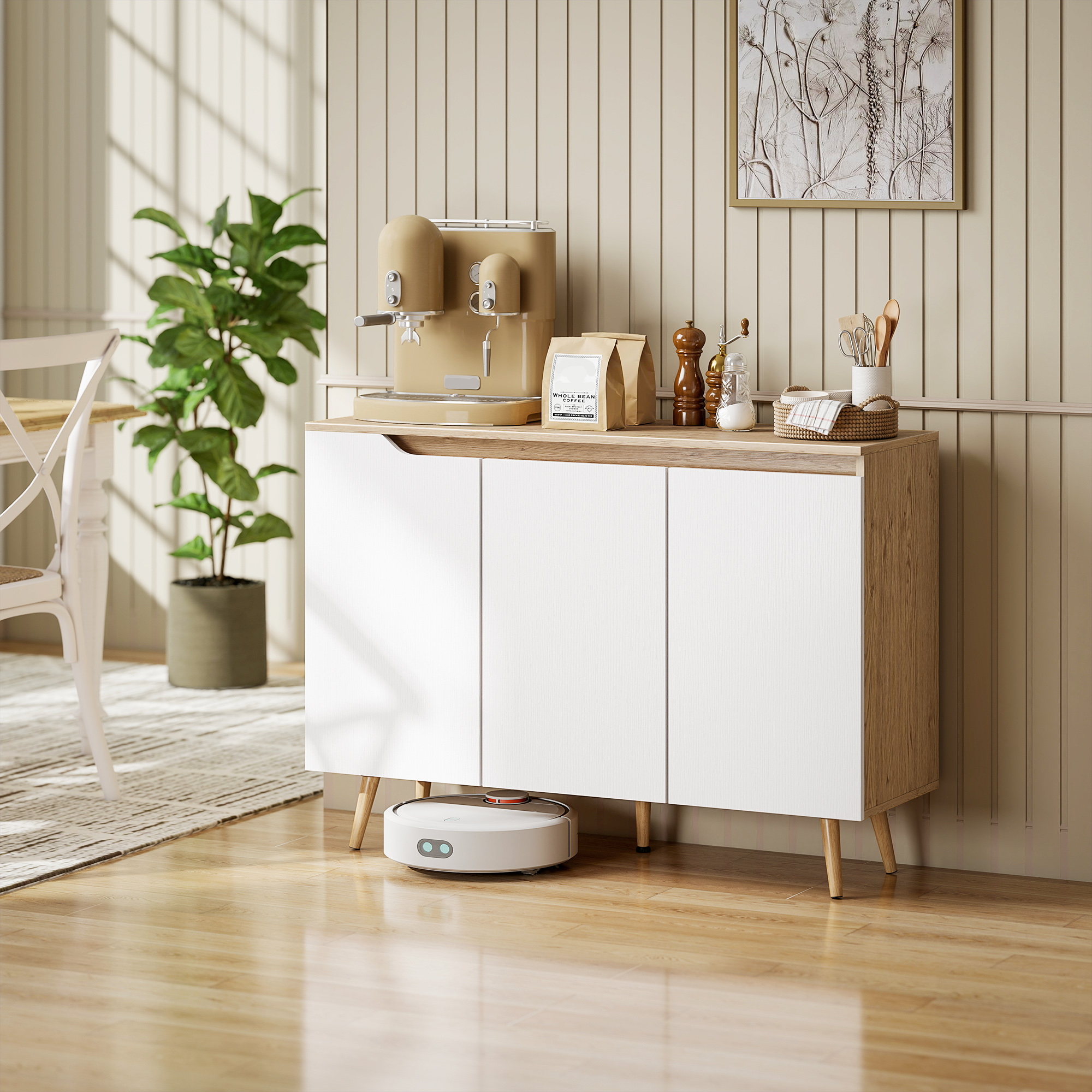 Una cafetera beige está sobre un mueble blanco con detalles de madera. A su derecha hay bolsas de café y molinillos.