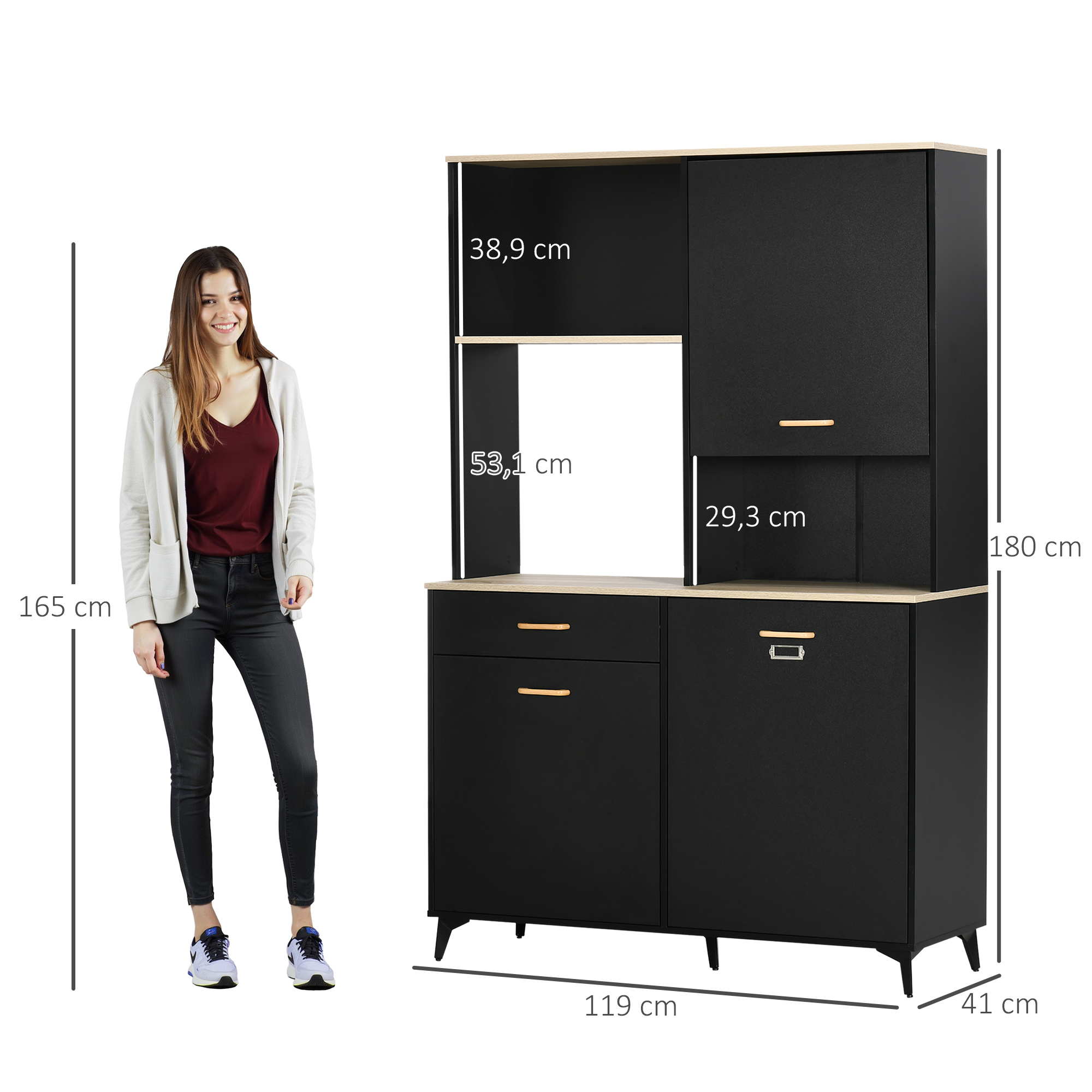Una mujer está junto a un mueble de cocina negro con detalles en madera.