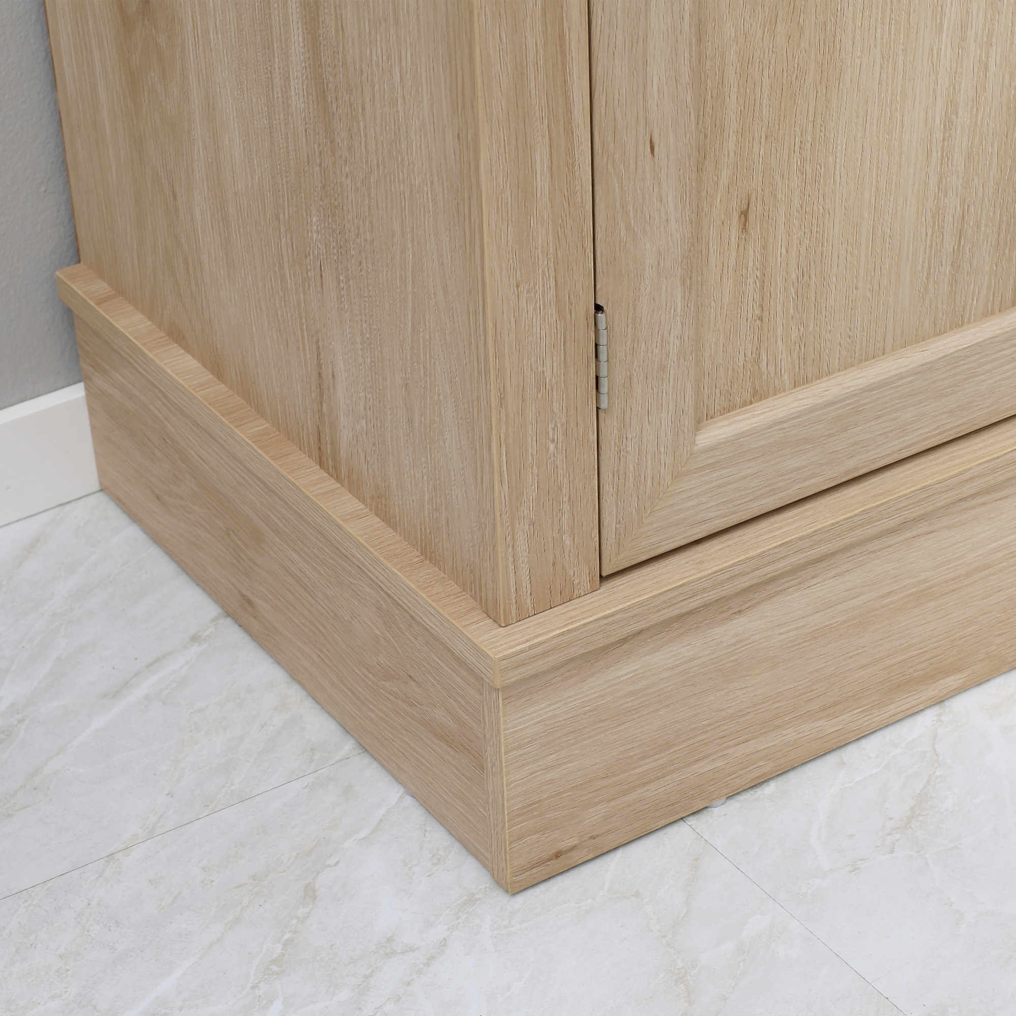 Mueble de madera con rodapié y baldosas.