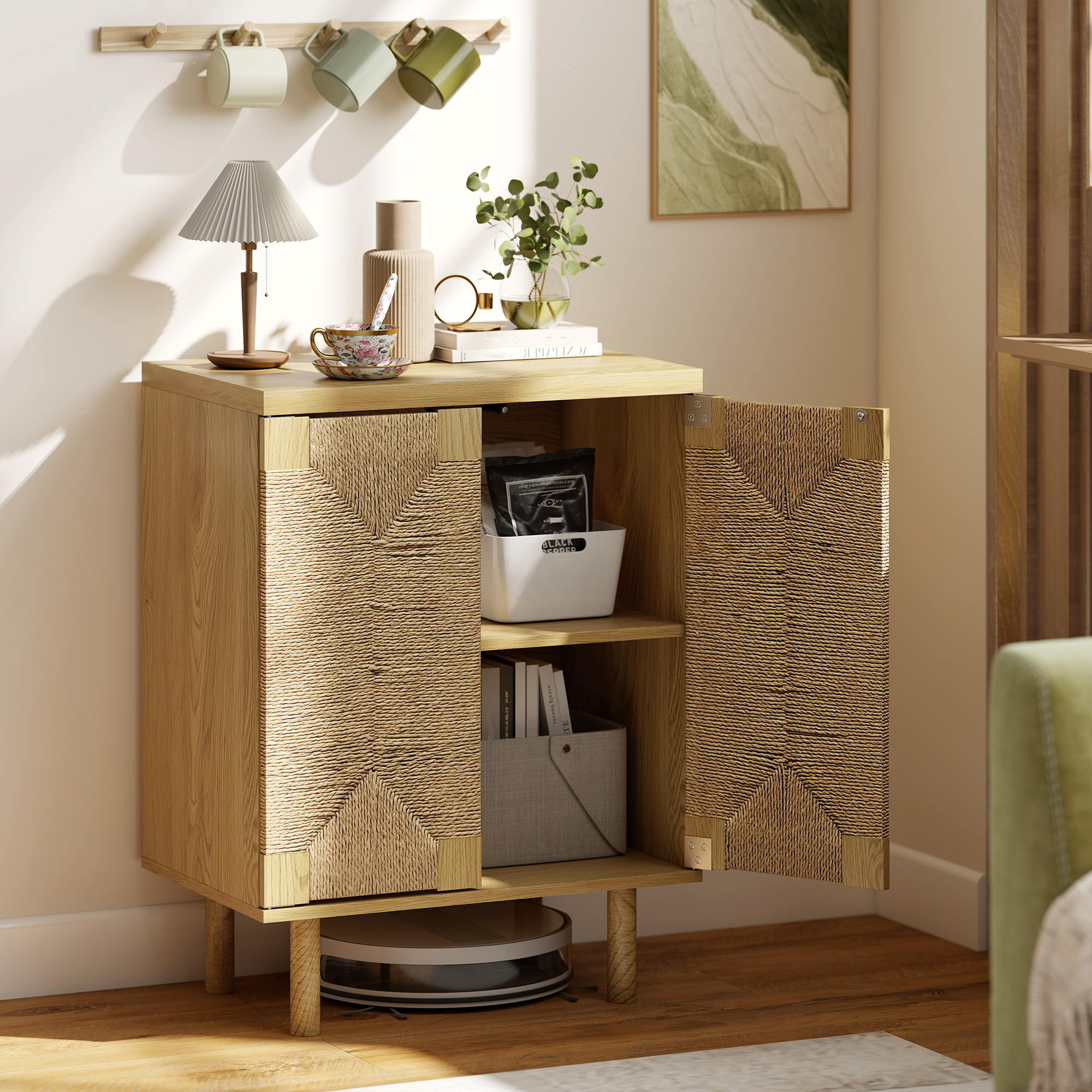 Un armario de madera con puertas tejidas, abierto, mostrando objetos decorativos.
