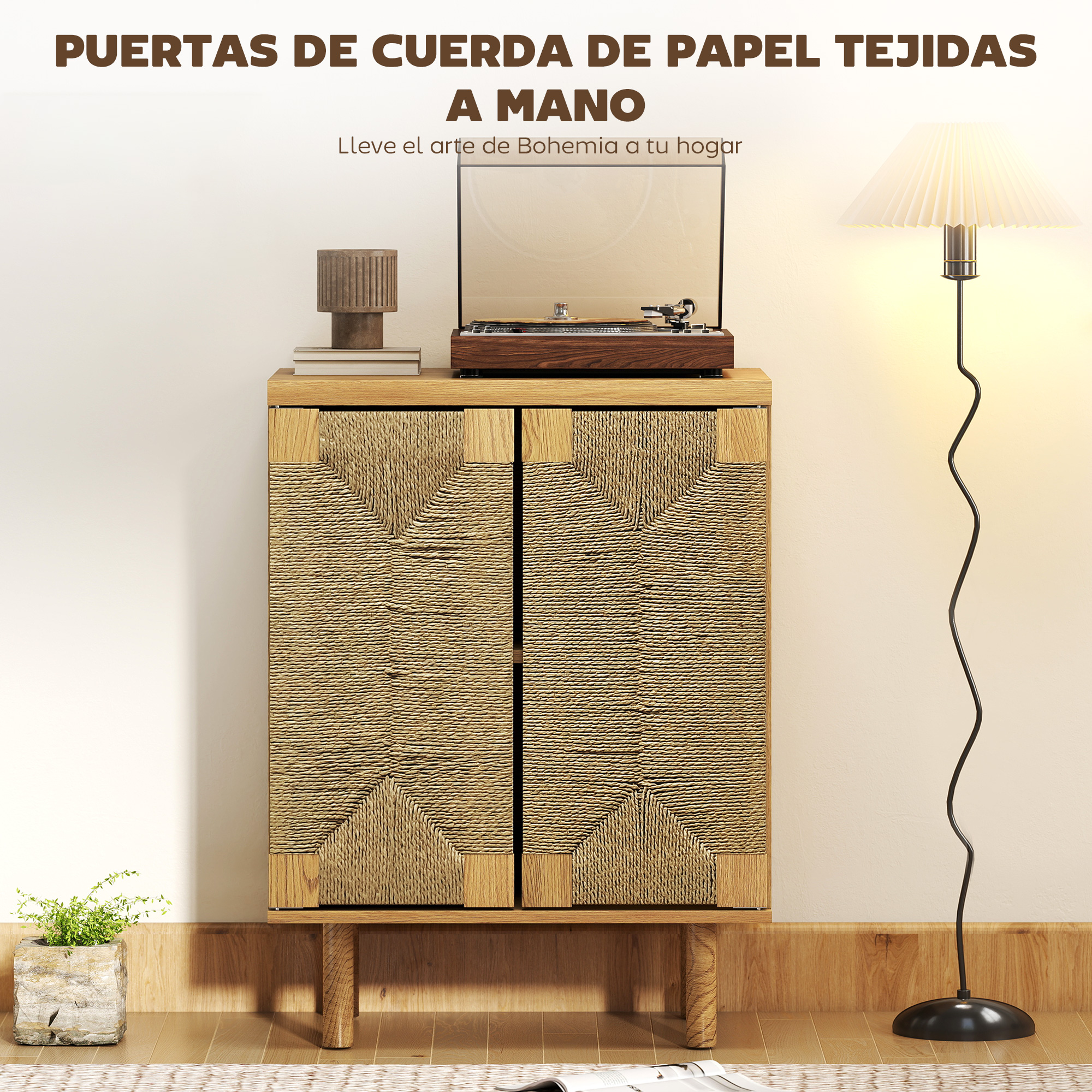 Un mueble de madera con puertas tejidas, tocadiscos, lámpara y planta.