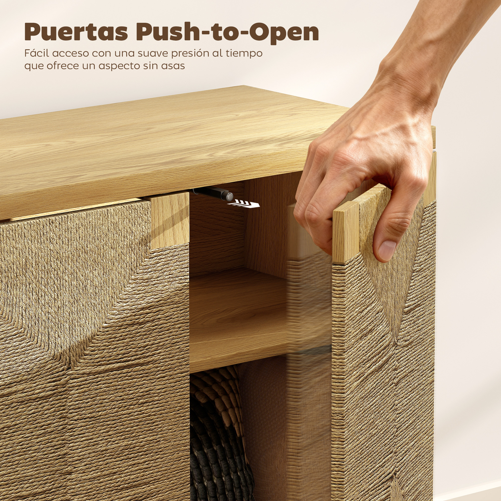 Una mano abre una puerta de madera con frente de cuerda, mostrando un mecanismo push-to-open.