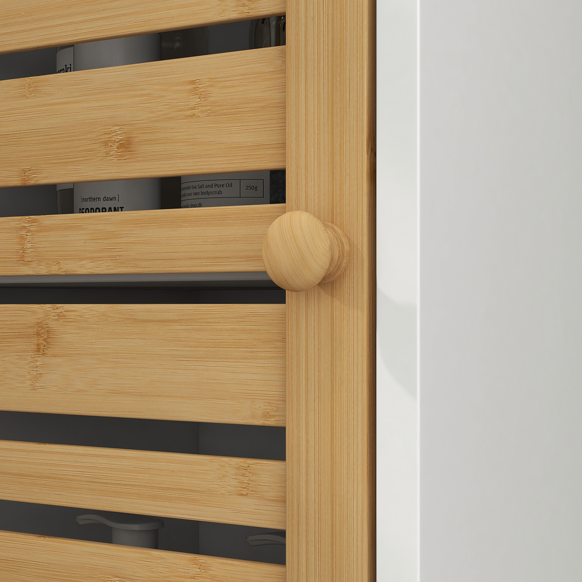 Armario de madera con pomo redondo. Contiene desodorante y exfoliante.