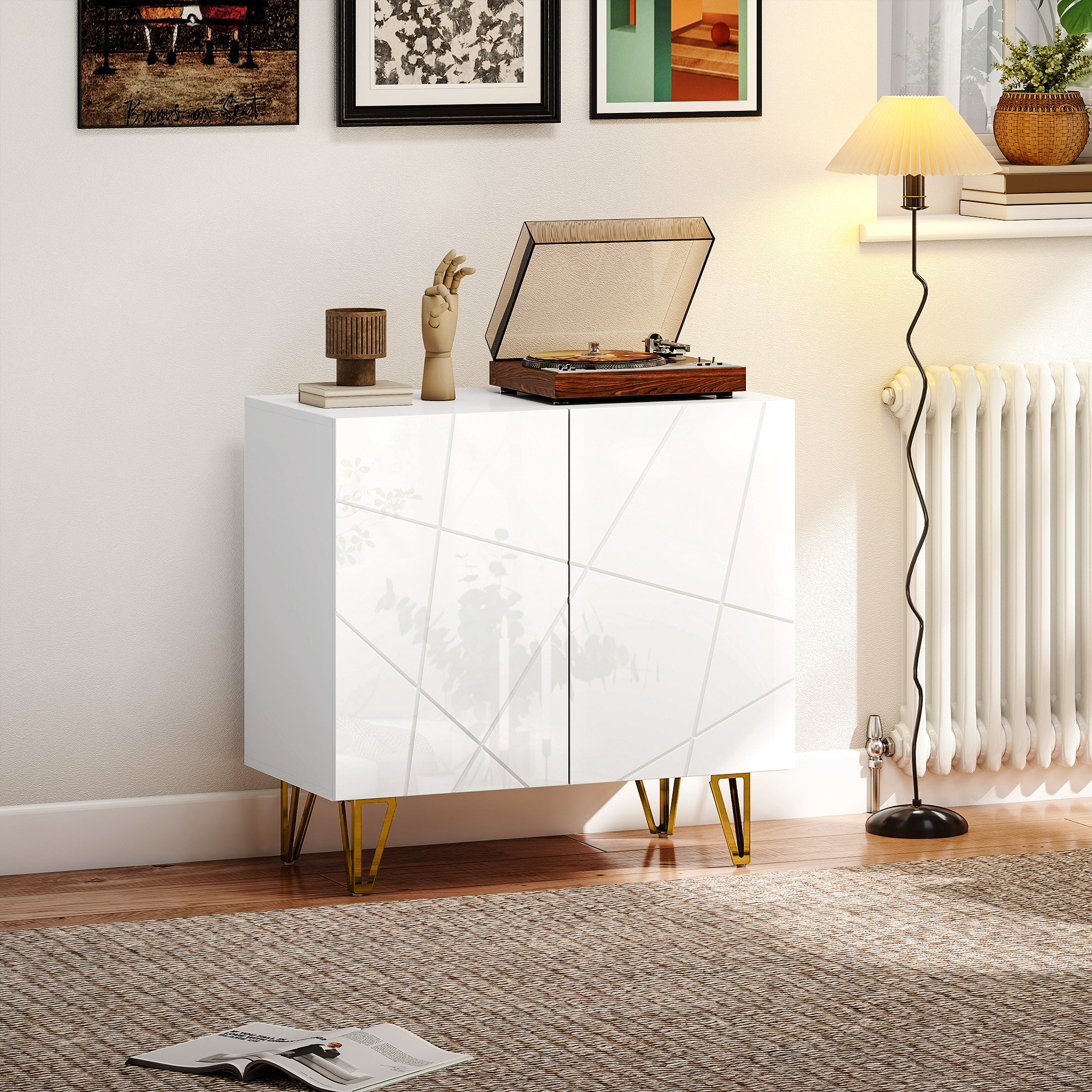 Un mueble blanco con tocadiscos, lámpara y arte en la pared.