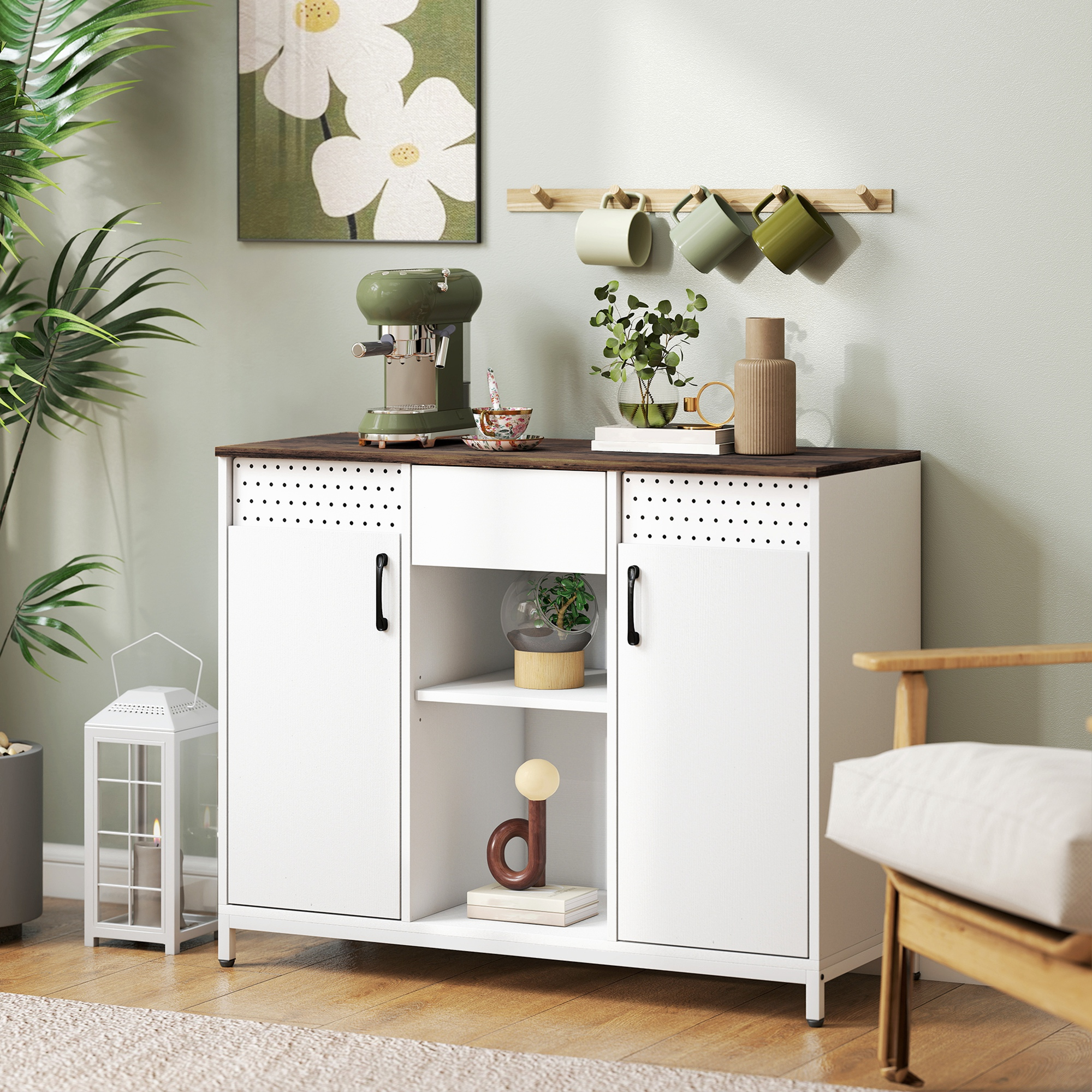 Una cafetera verde está sobre un mueble blanco con tapa de madera.