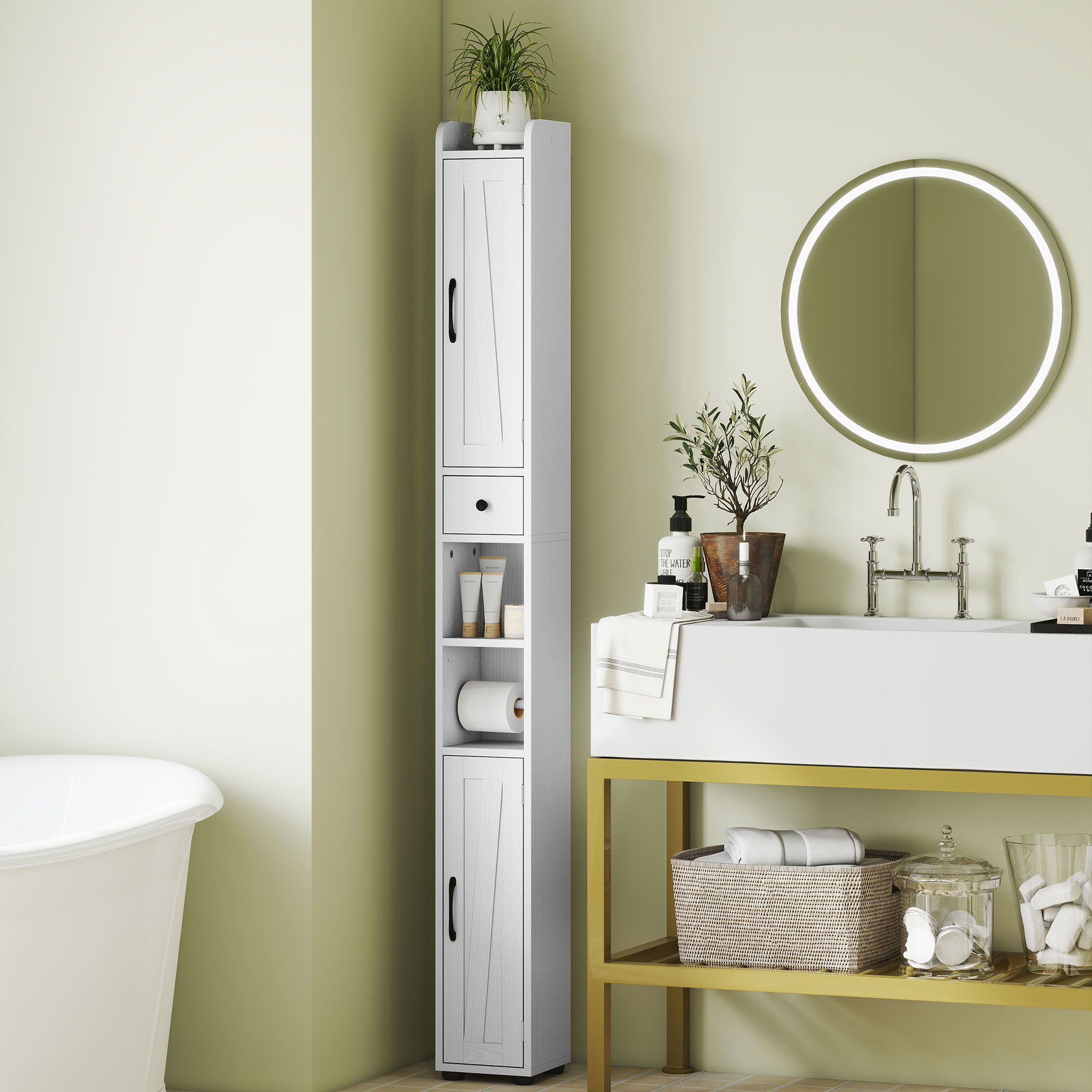 Un mueble de baño blanco, alto y estrecho, junto a una bañera. Un espejo redondo cuelga sobre el lavabo.