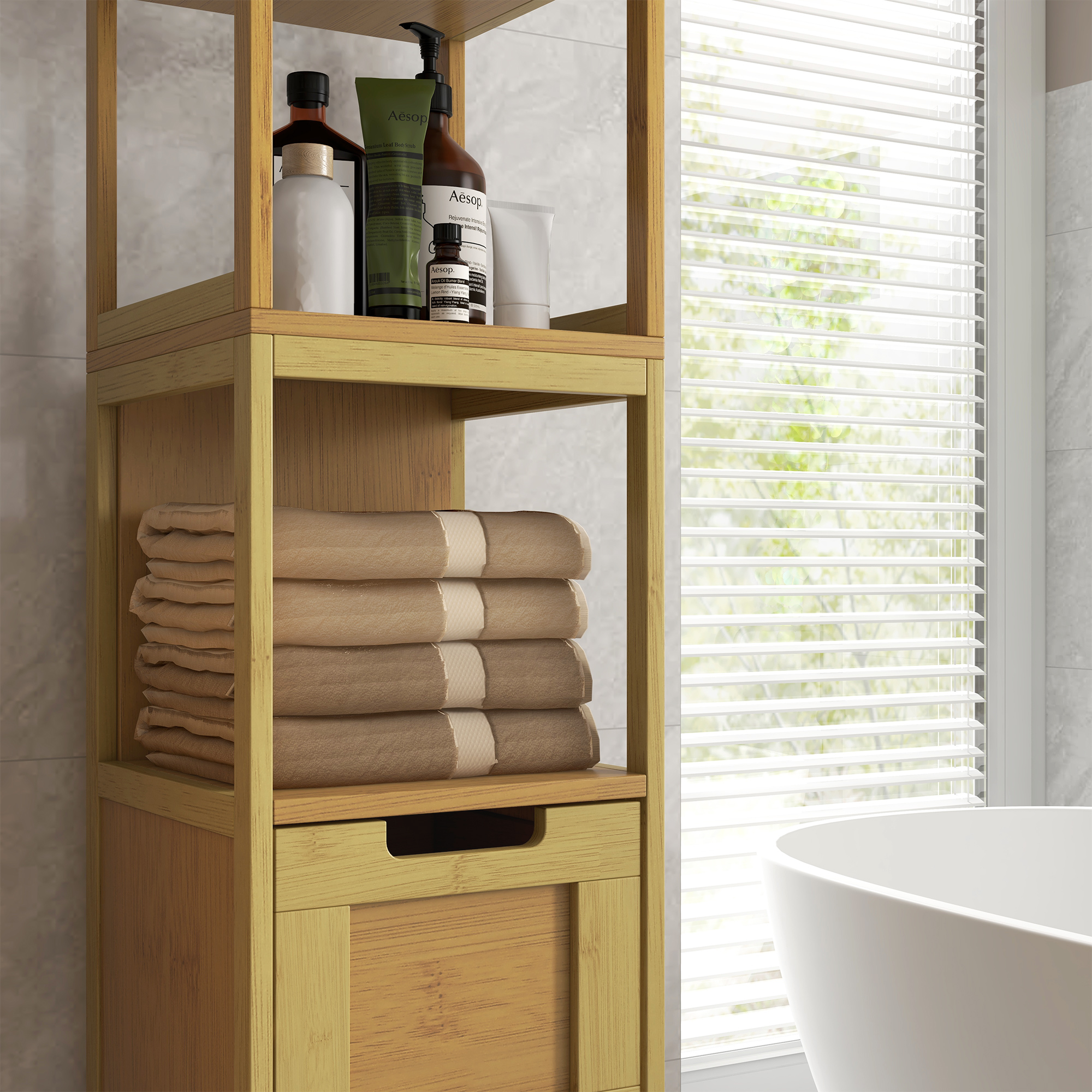 Un estante de madera con productos de baño y toallas marrones junto a una ventana.