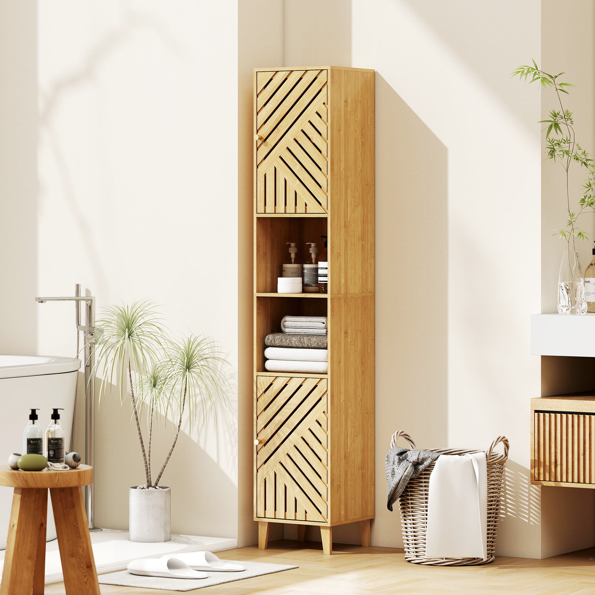 Mobiletto da bagno in legno con mensole aperte contenenti asciugamani e saponi.