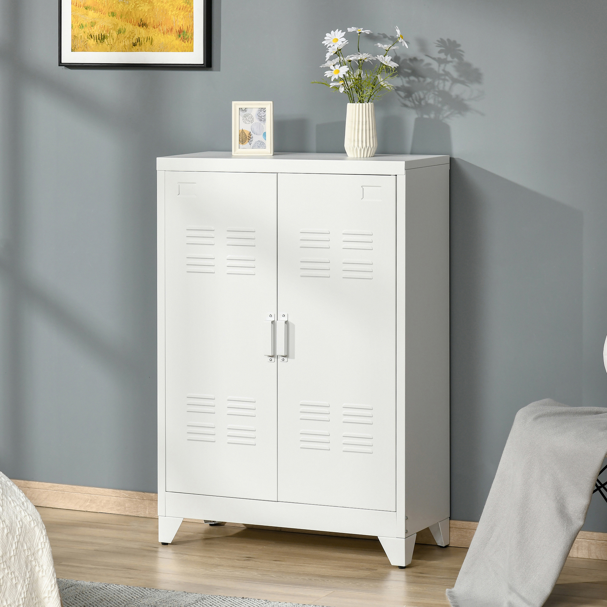 Un armario metálico blanco con dos puertas está sobre un suelo de madera.