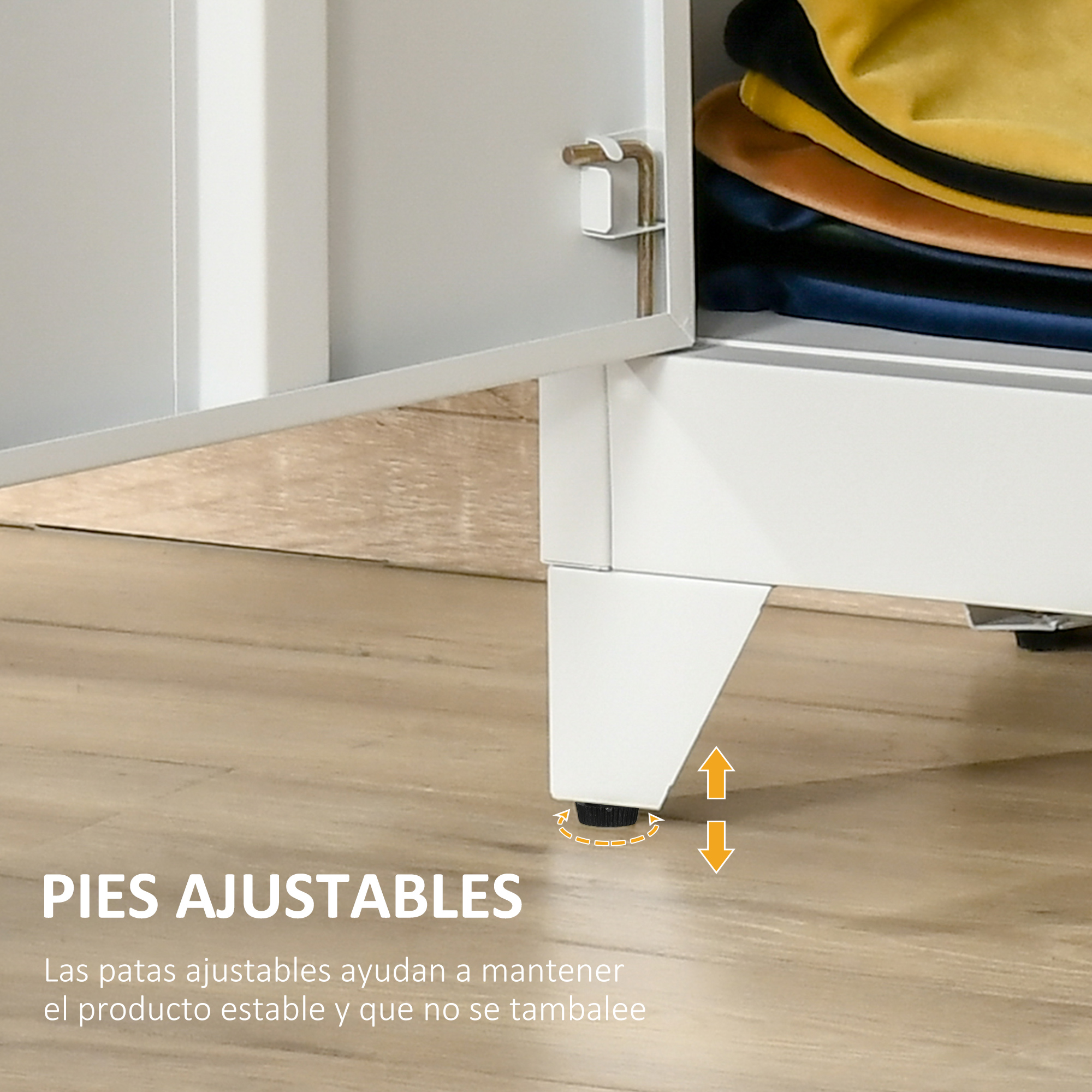 Un armario blanco con pies ajustables, mostrando cojines apilados dentro.