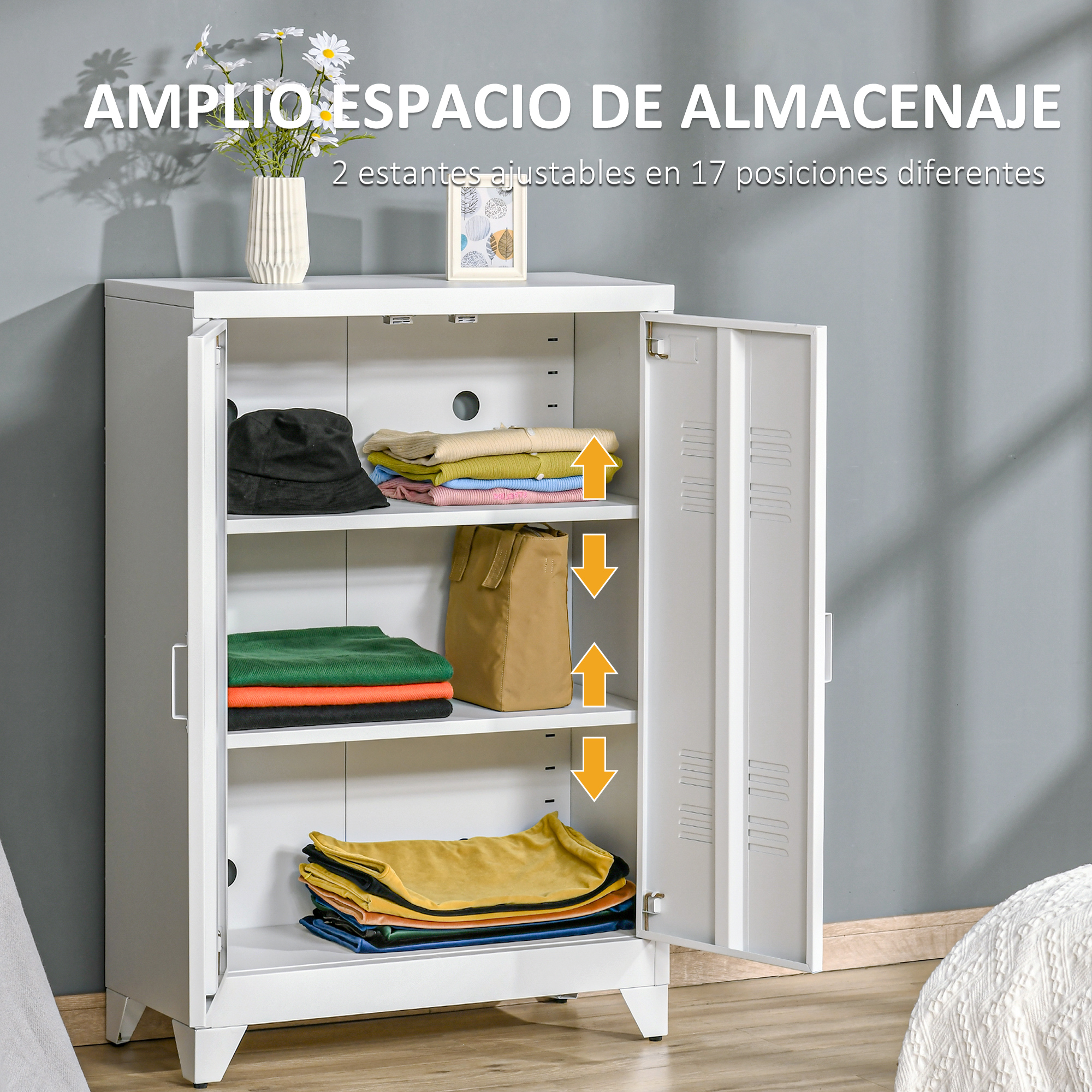 Un armario metálico blanco con puertas abiertas, lleno de ropa y un bolso.