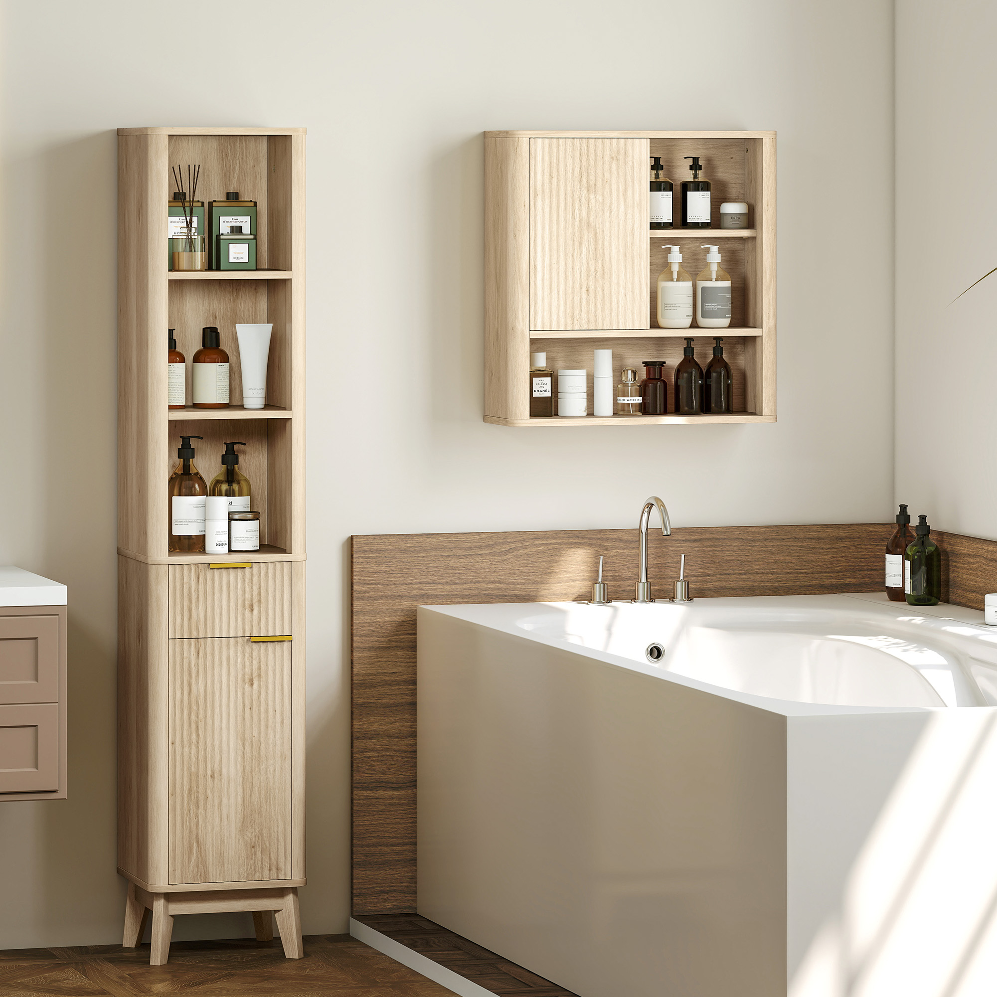 Un baño con un alto mueble de madera y estantes de pared llenos de botellas.