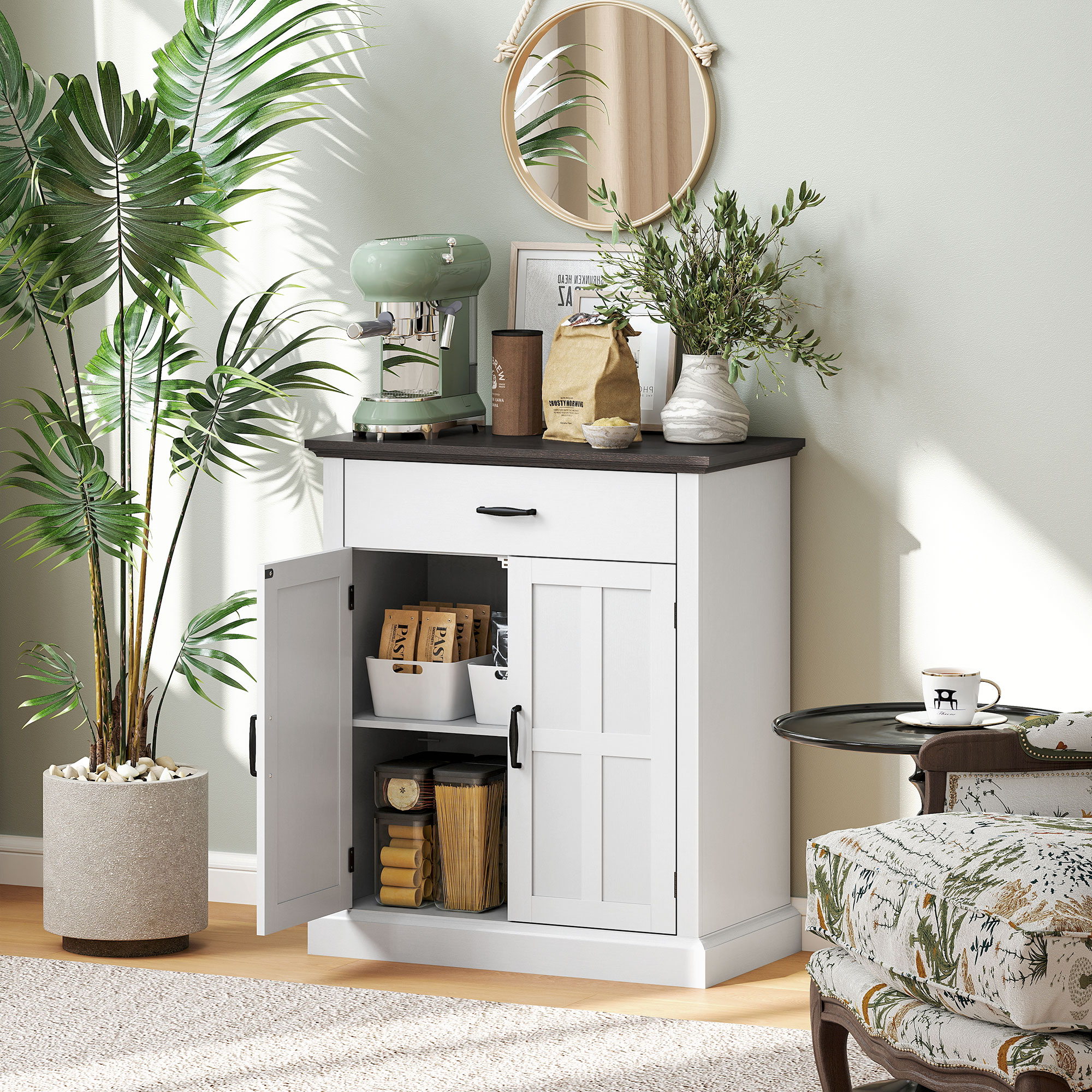 Una cafetera verde está sobre un mueble blanco con puertas abiertas.