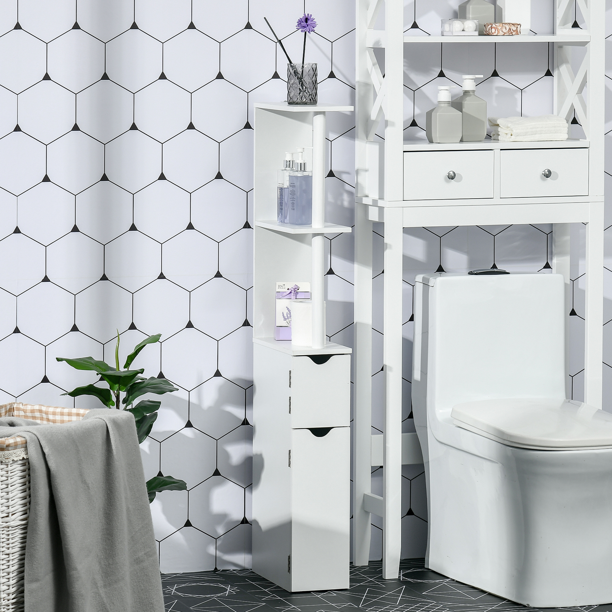 Un baño blanco con azulejos hexagonales, estanterías y un inodoro.