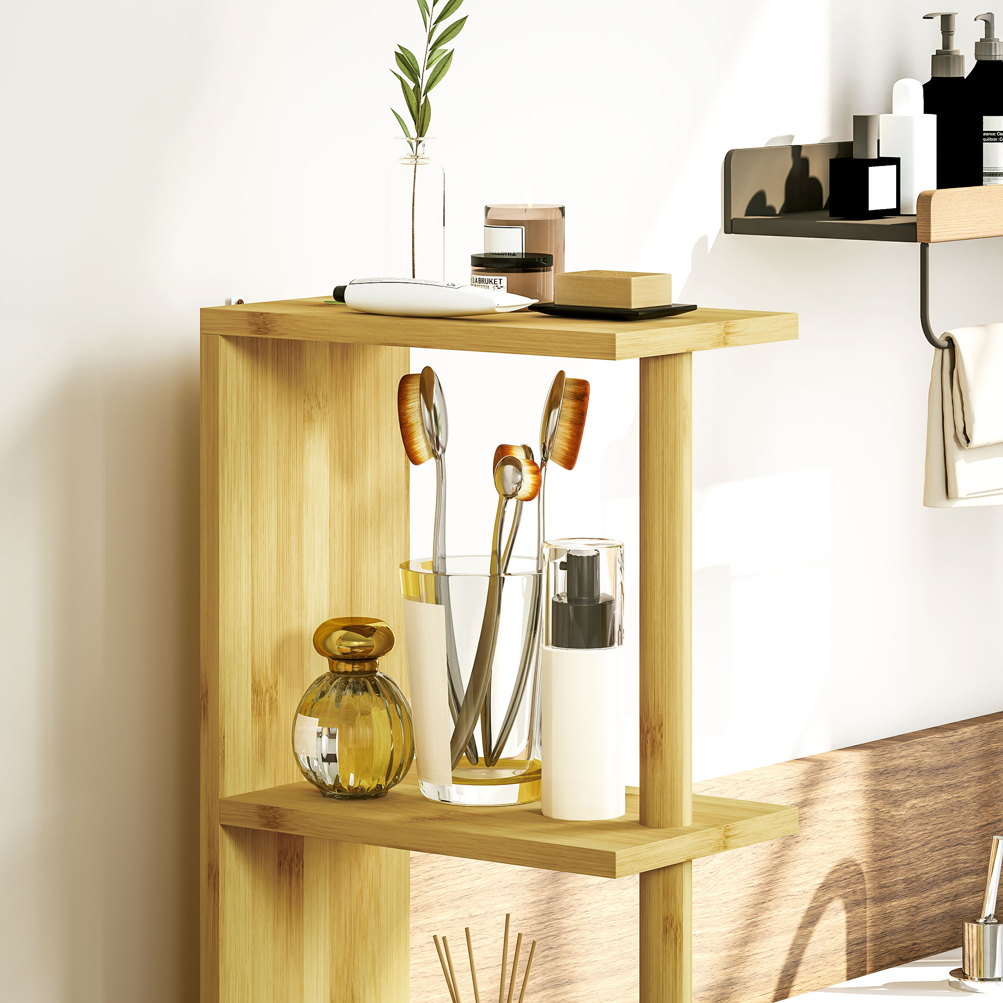 Estante de baño con artículos de tocador, cepillos y vela.
