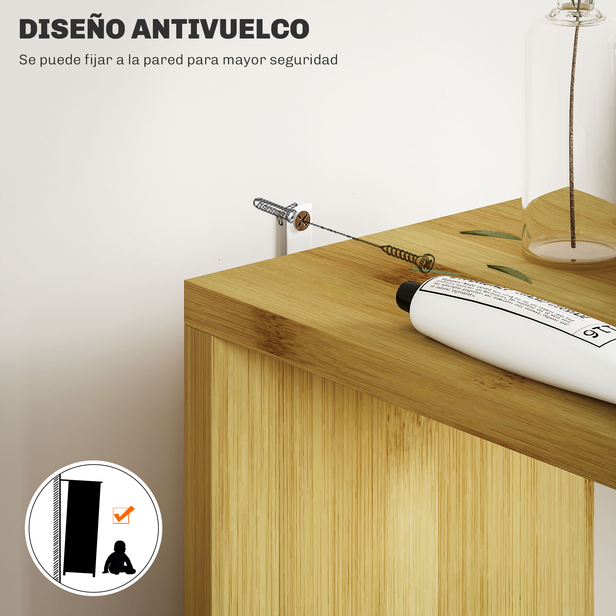 Un tubo blanco sobre madera asegurado a la pared con un cable.