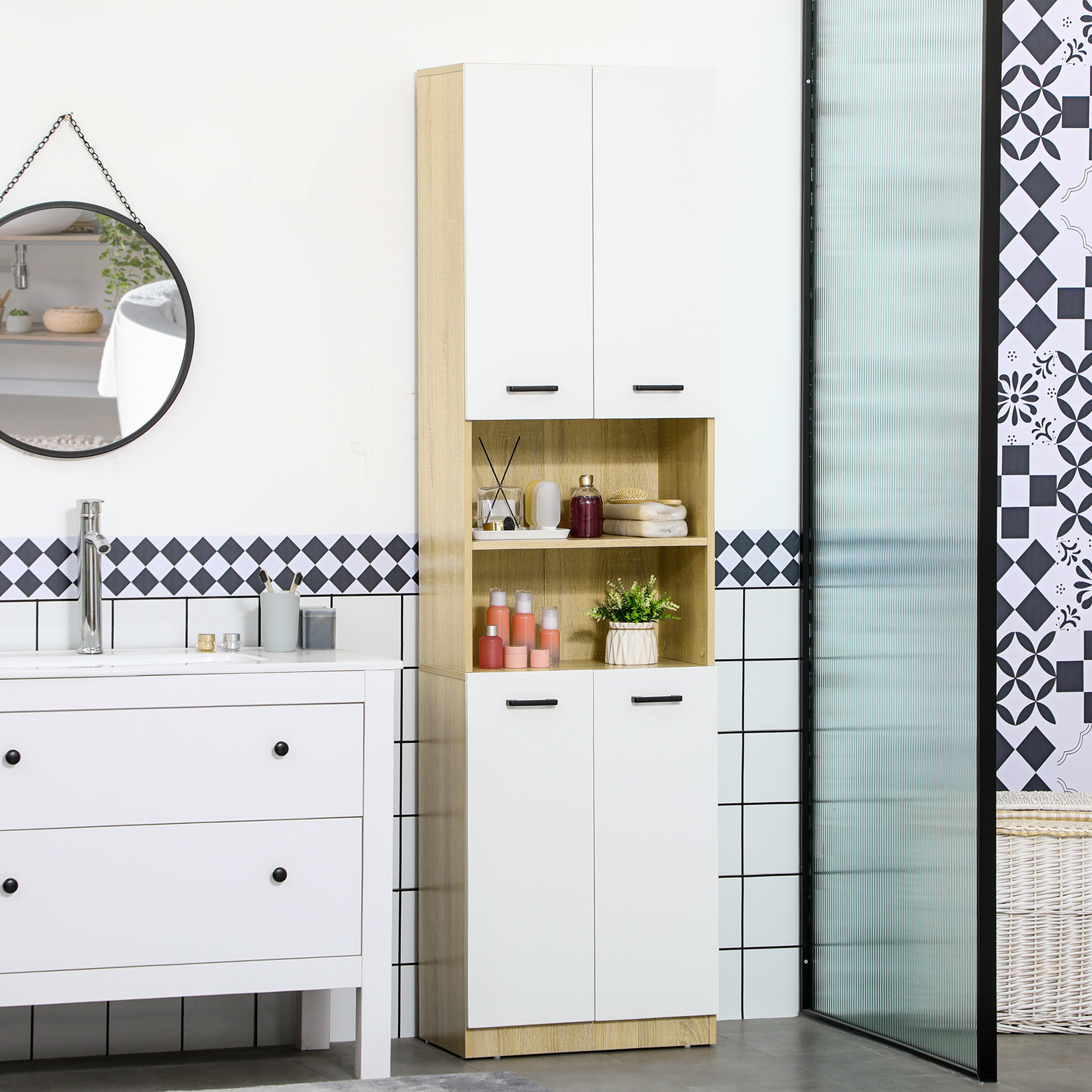 Baño con tocador blanco, espejo y mueble alto de madera y blanco.