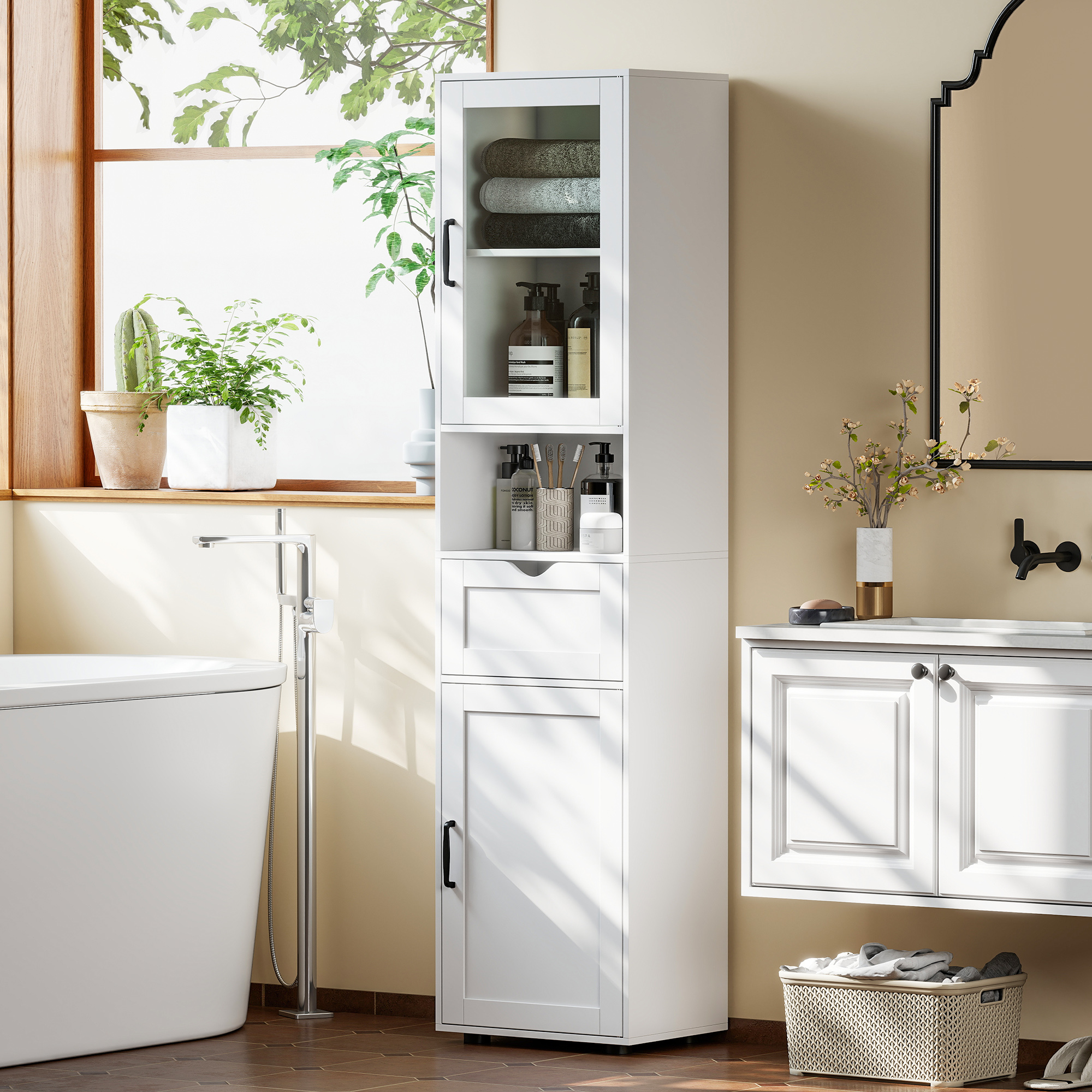 Un alto mobiletto bianco da bagno con ante in vetro, contenente asciugamani e saponi.