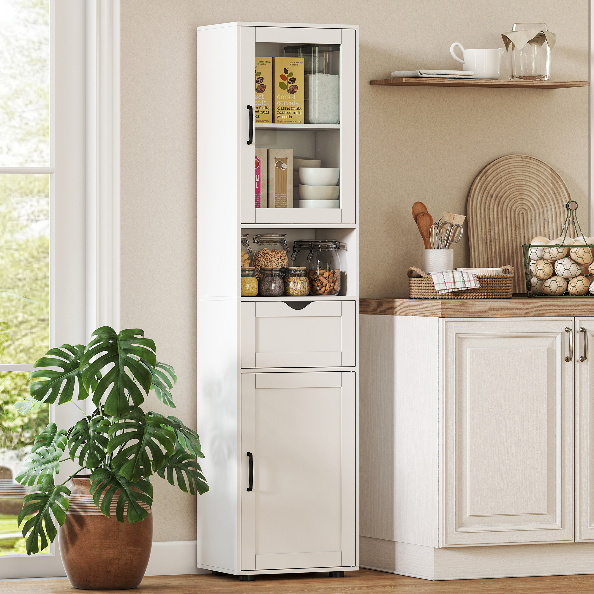 Un armario de cocina blanco con puerta de cristal, lleno de alimentos y cuencos.