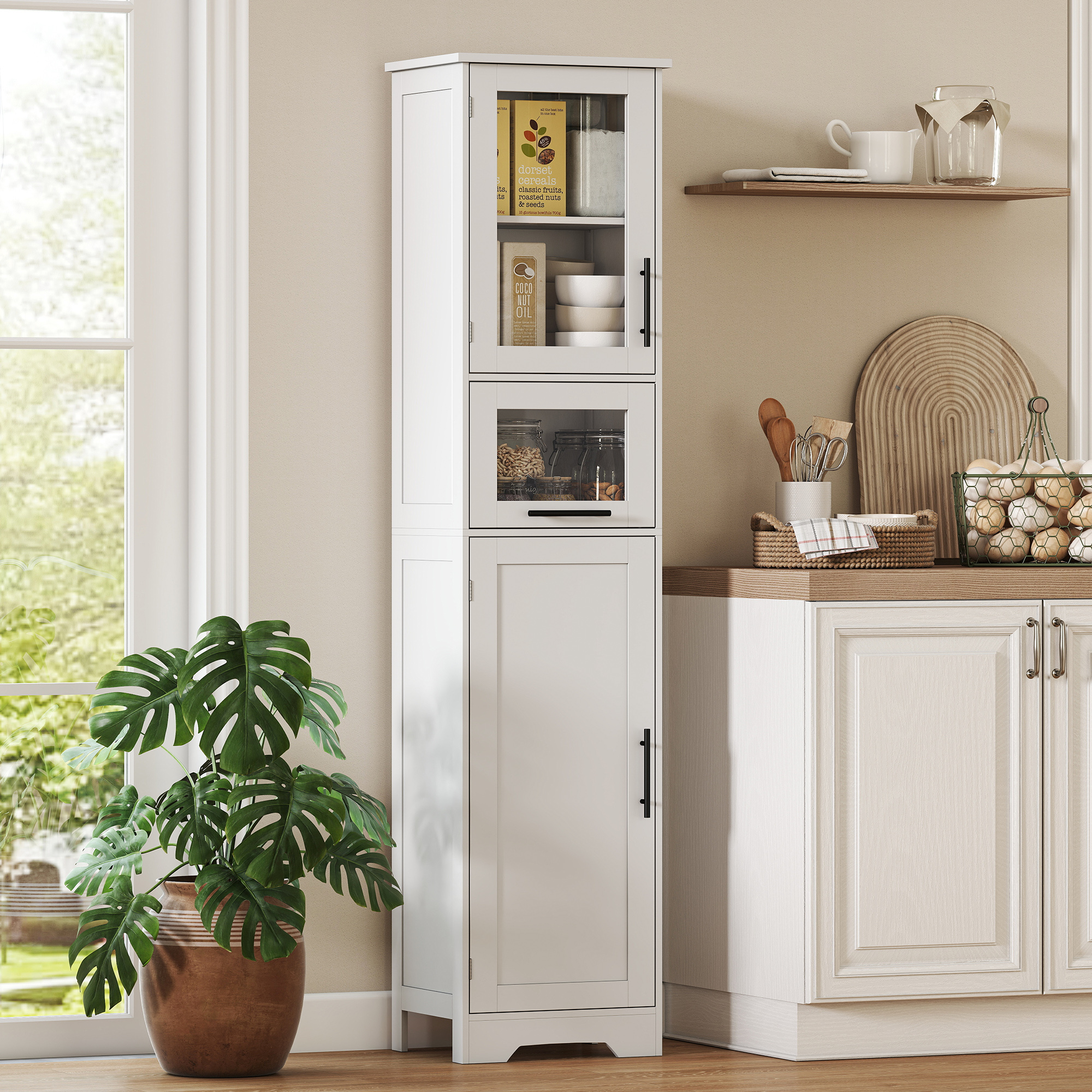 Armario blanco alto con puertas de cristal, que contiene alimentos y cuencos. Una planta a la izquierda.