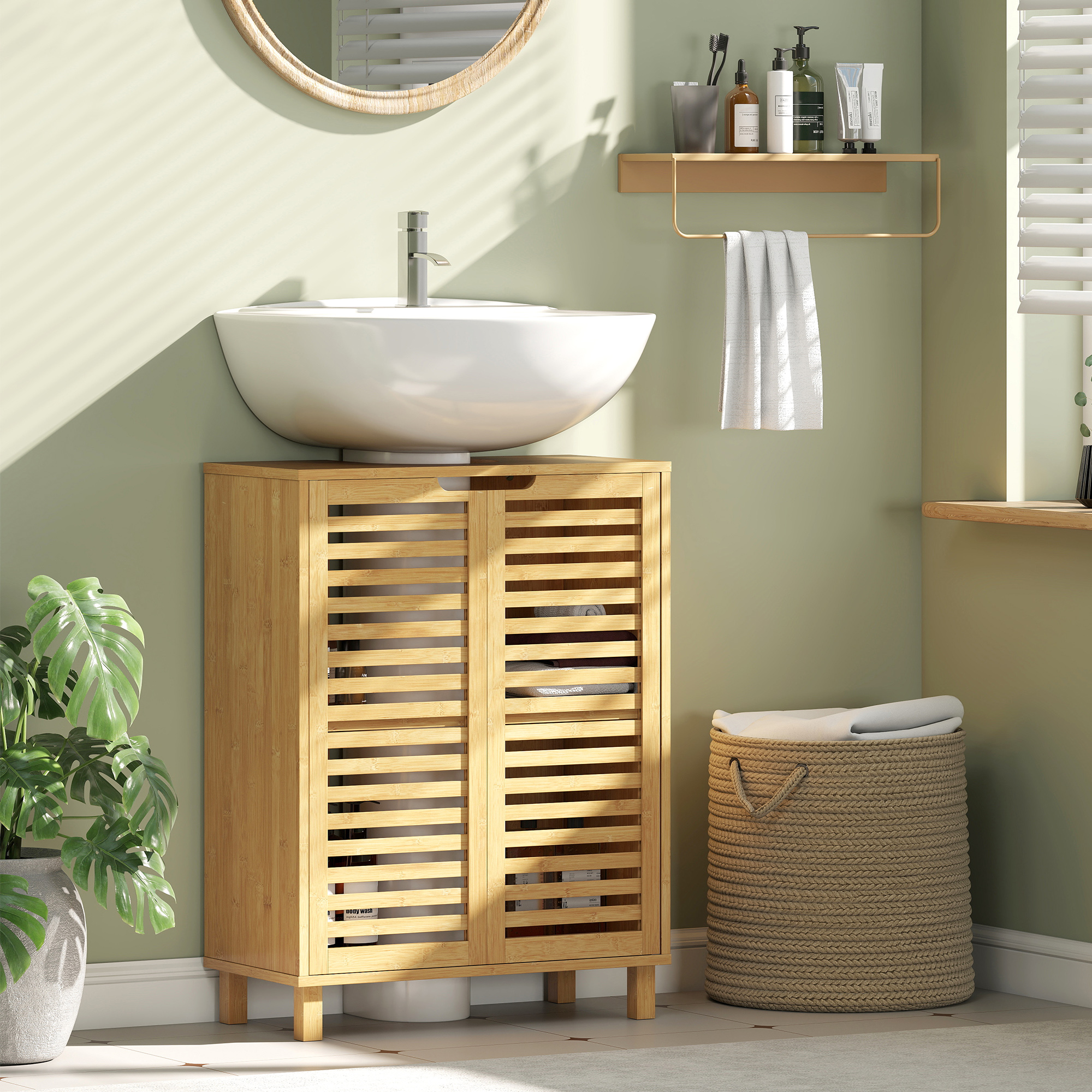Baño con lavabo, mueble de madera, espejo, estante y cesto de ropa.