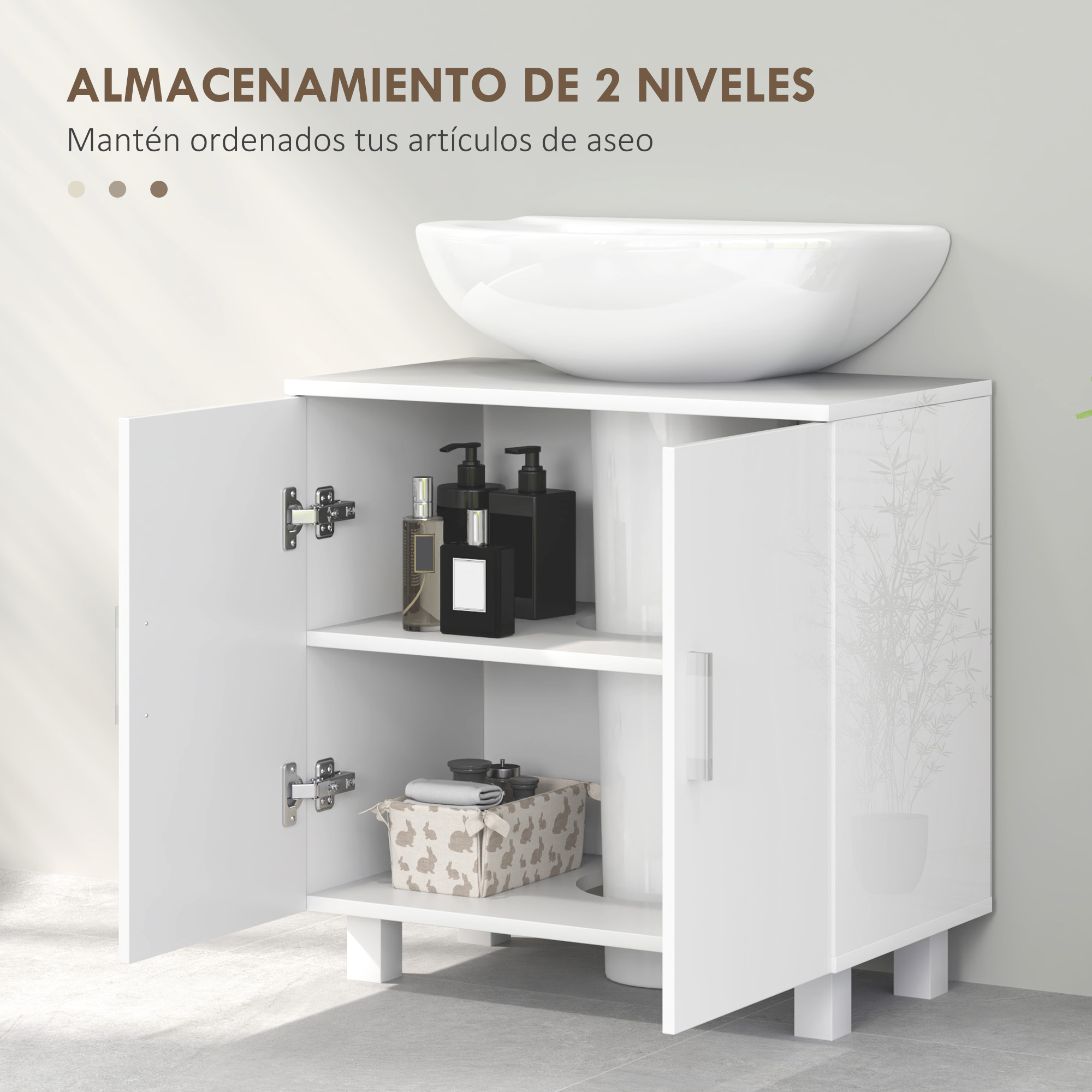 Mueble de baño blanco con lavabo, puertas abiertas, botellas y cesta.
