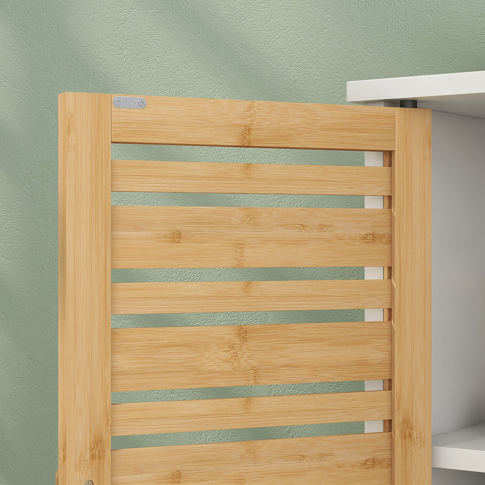 Un panel de listones de madera contra una pared verde claro.