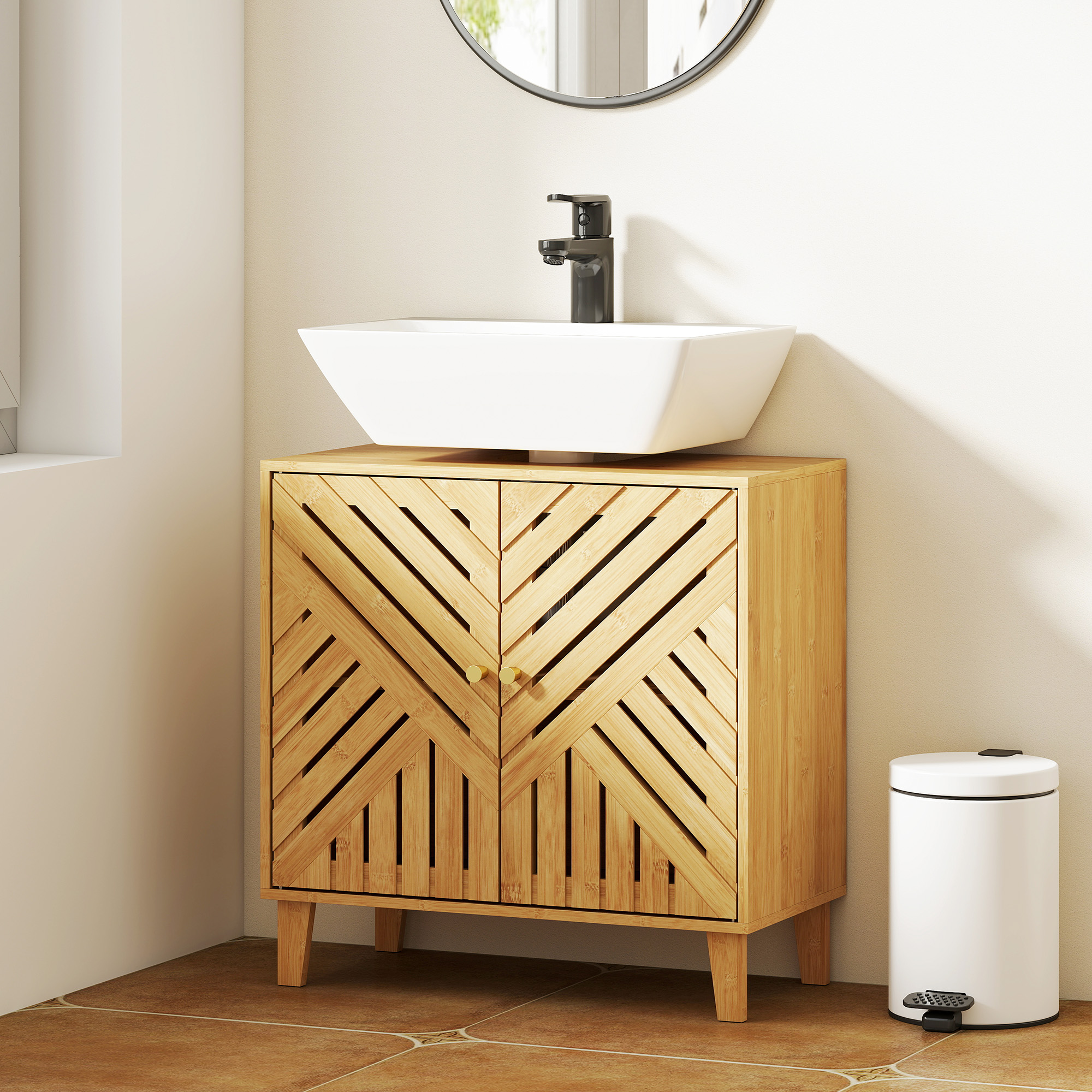 Mueble de baño de madera con lavabo blanco, grifo negro y papelera blanca.