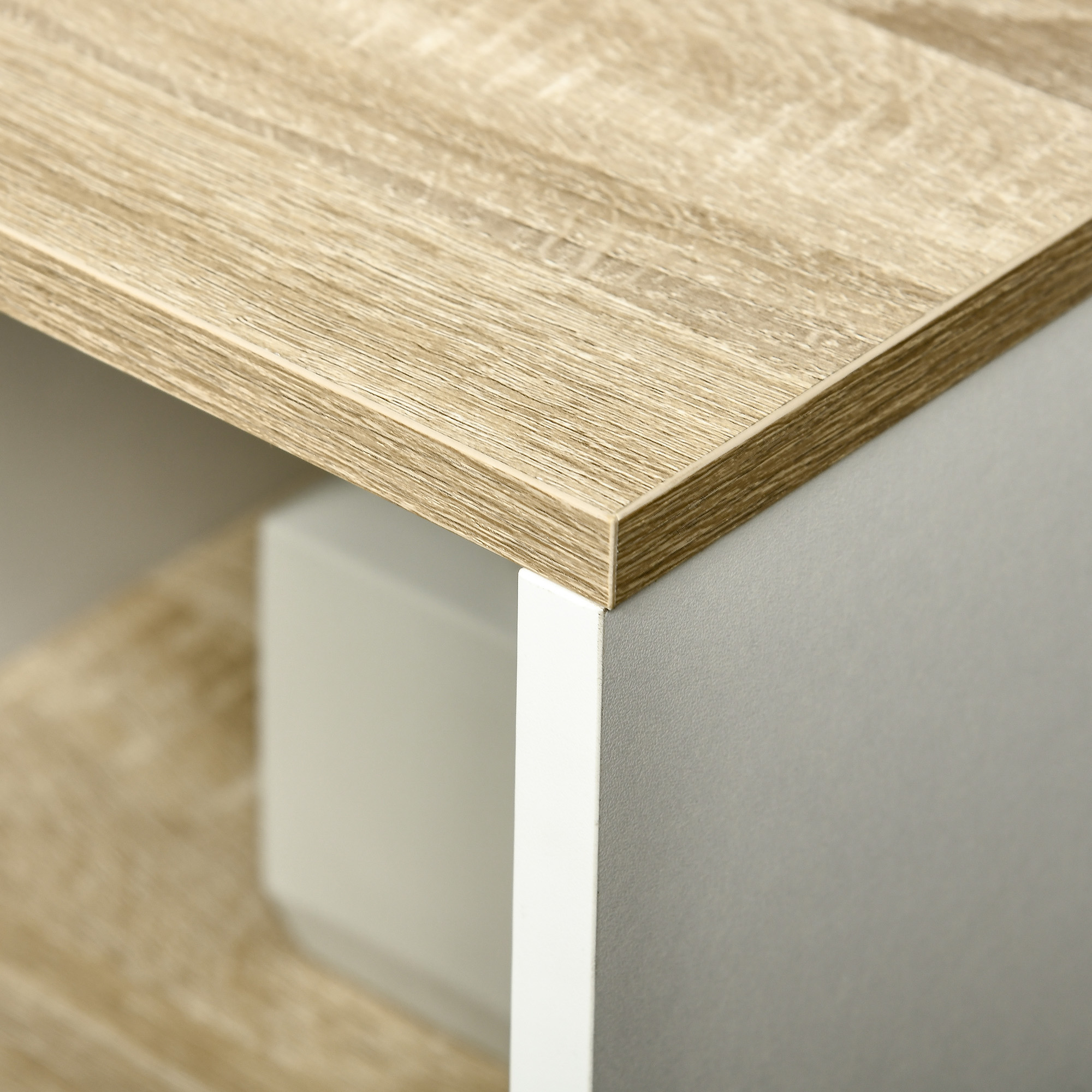 Estante de madera veteada sobre mueble blanco y gris.