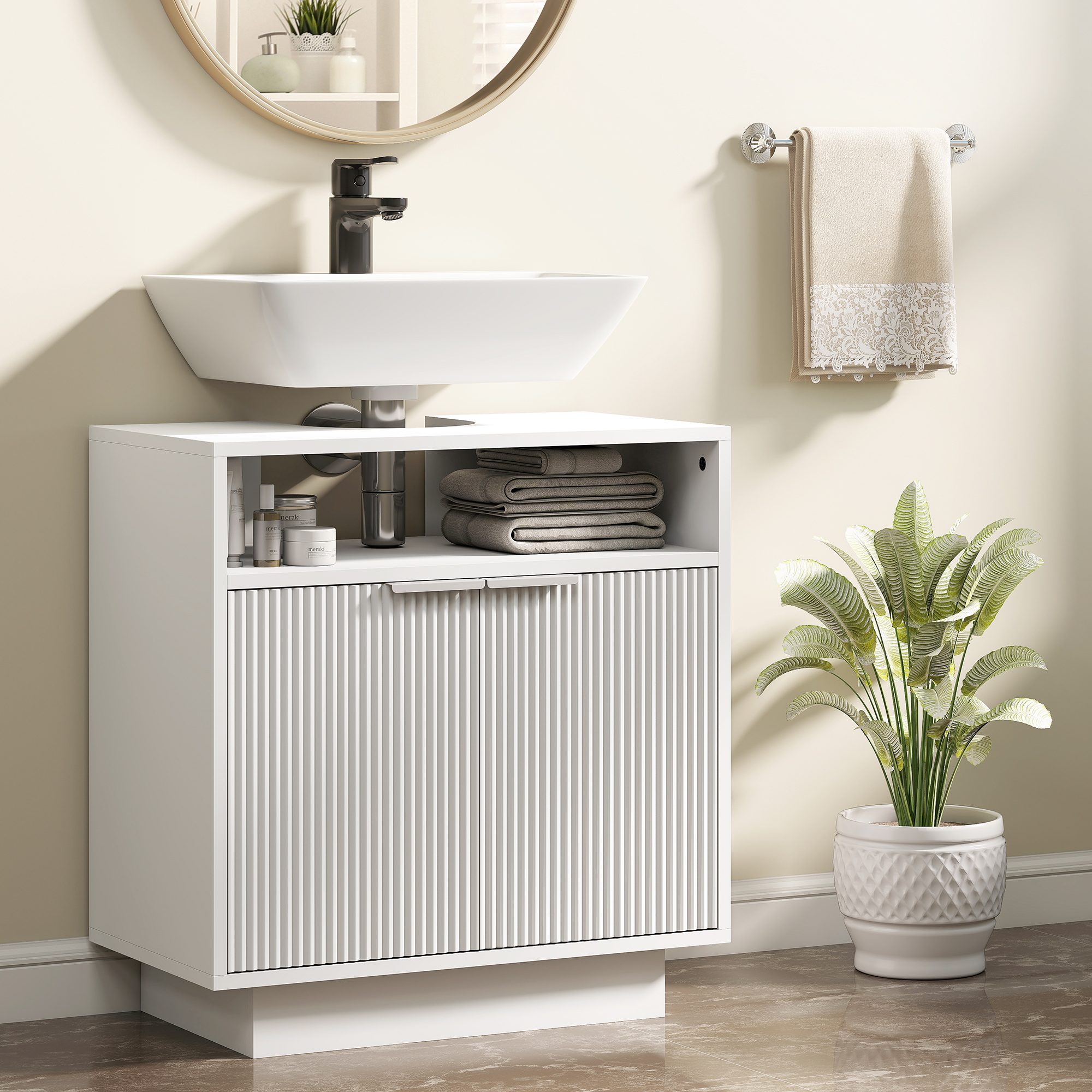 Un lavabo blanco con grifo negro sobre un mueble de baño blanco.