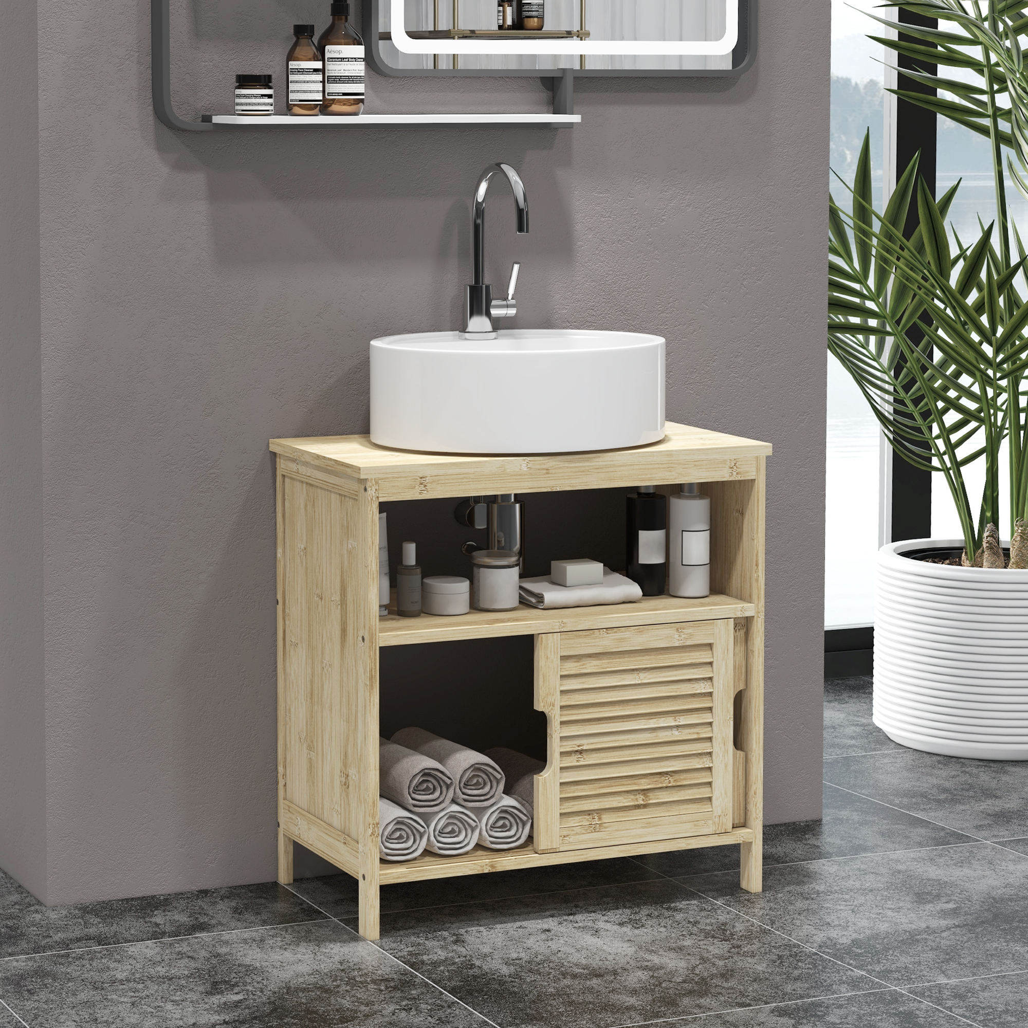 Mueble de baño de bambú con lavabo blanco, grifo y plantas. Almacenamiento debajo.