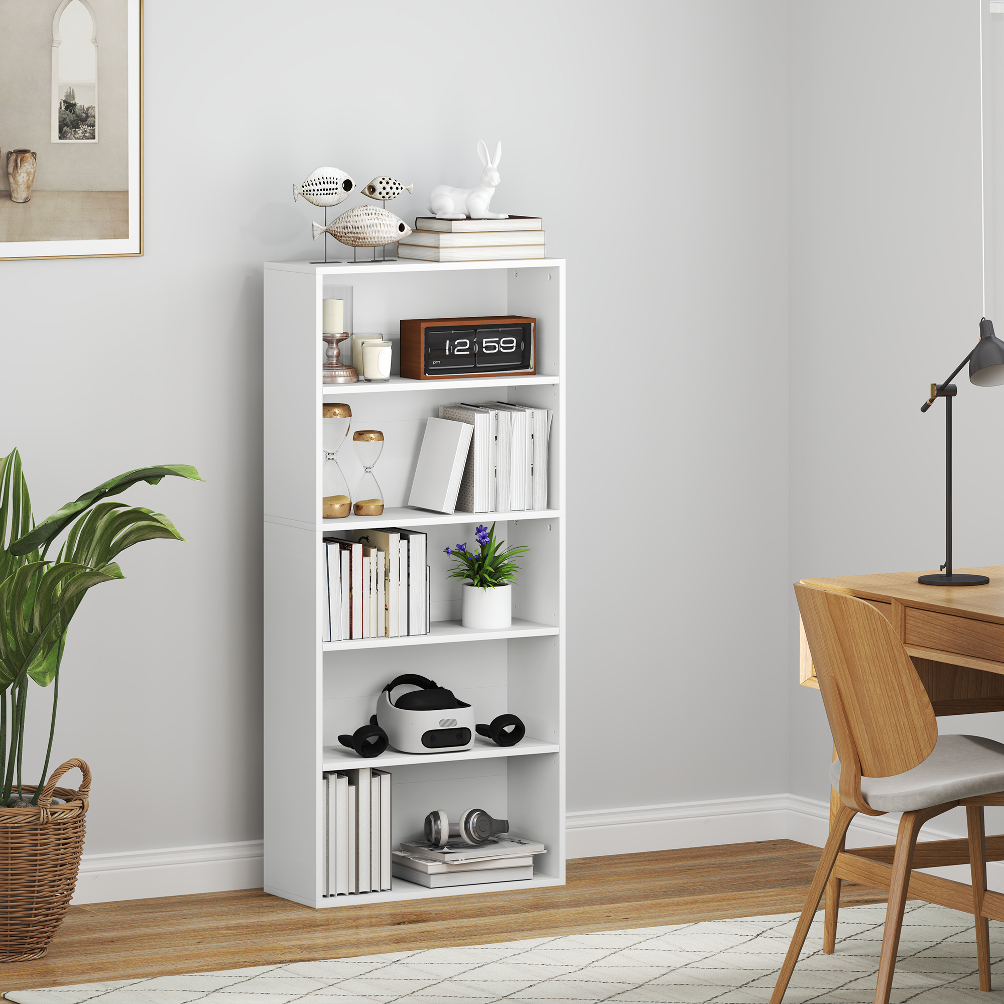 Estantería blanca con libros, relojes y adornos, junto a un escritorio de madera.