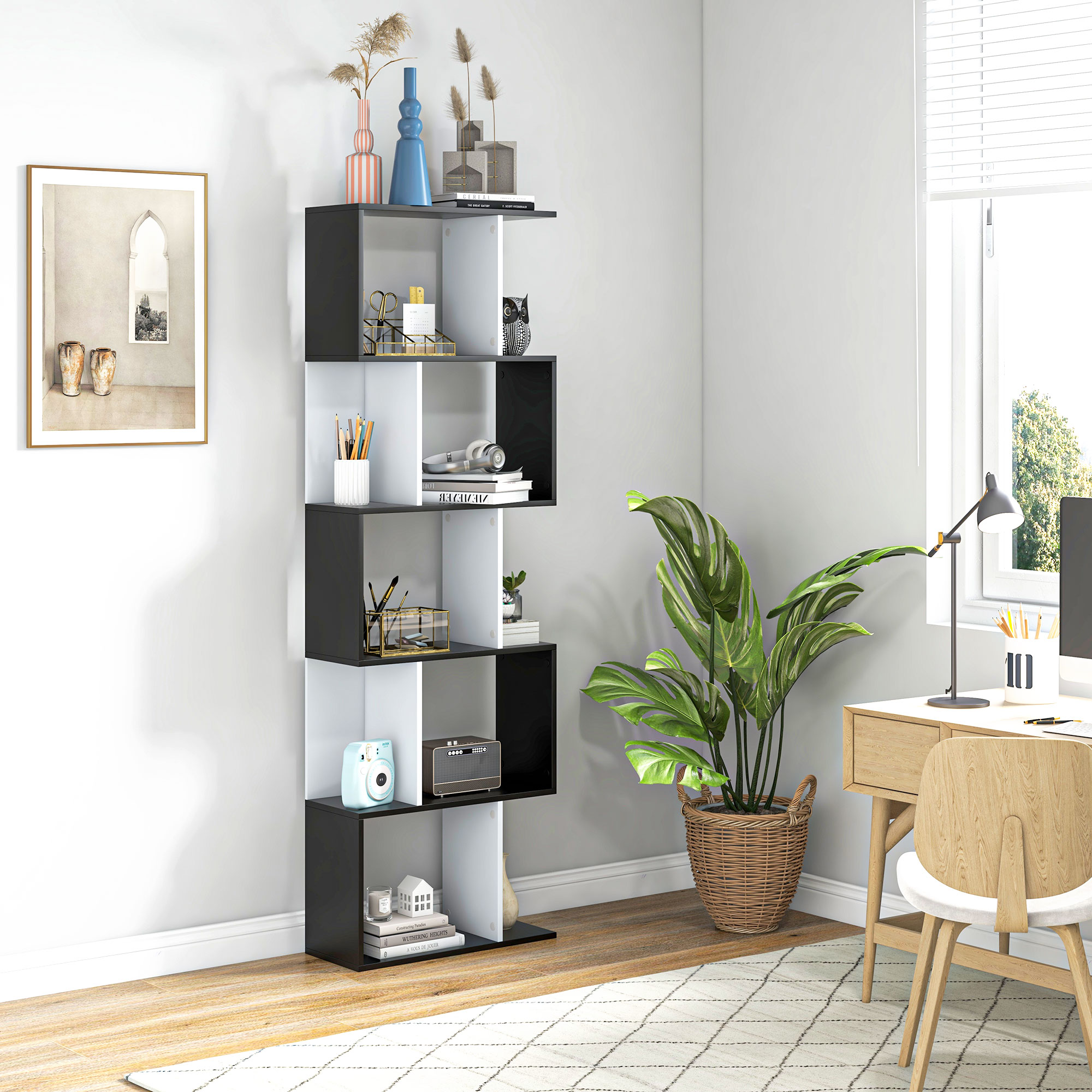 Estantería negra y blanca con libros, plantas y objetos decorativos.