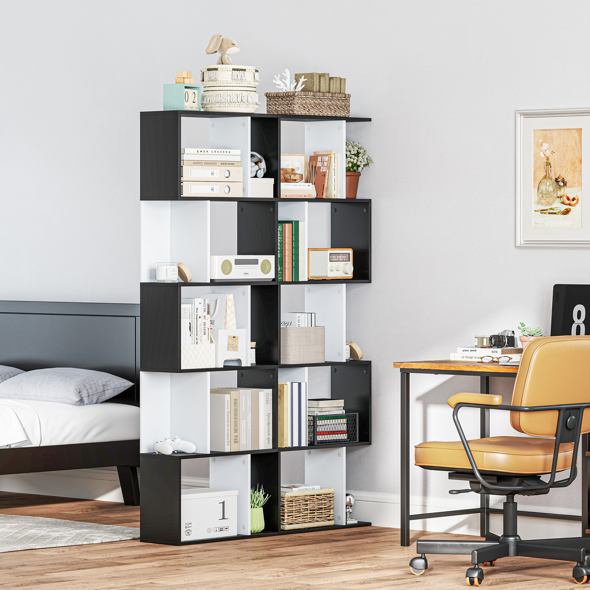Una estantería llena de libros, plantas y decoraciones junto a una cama y escritorio.