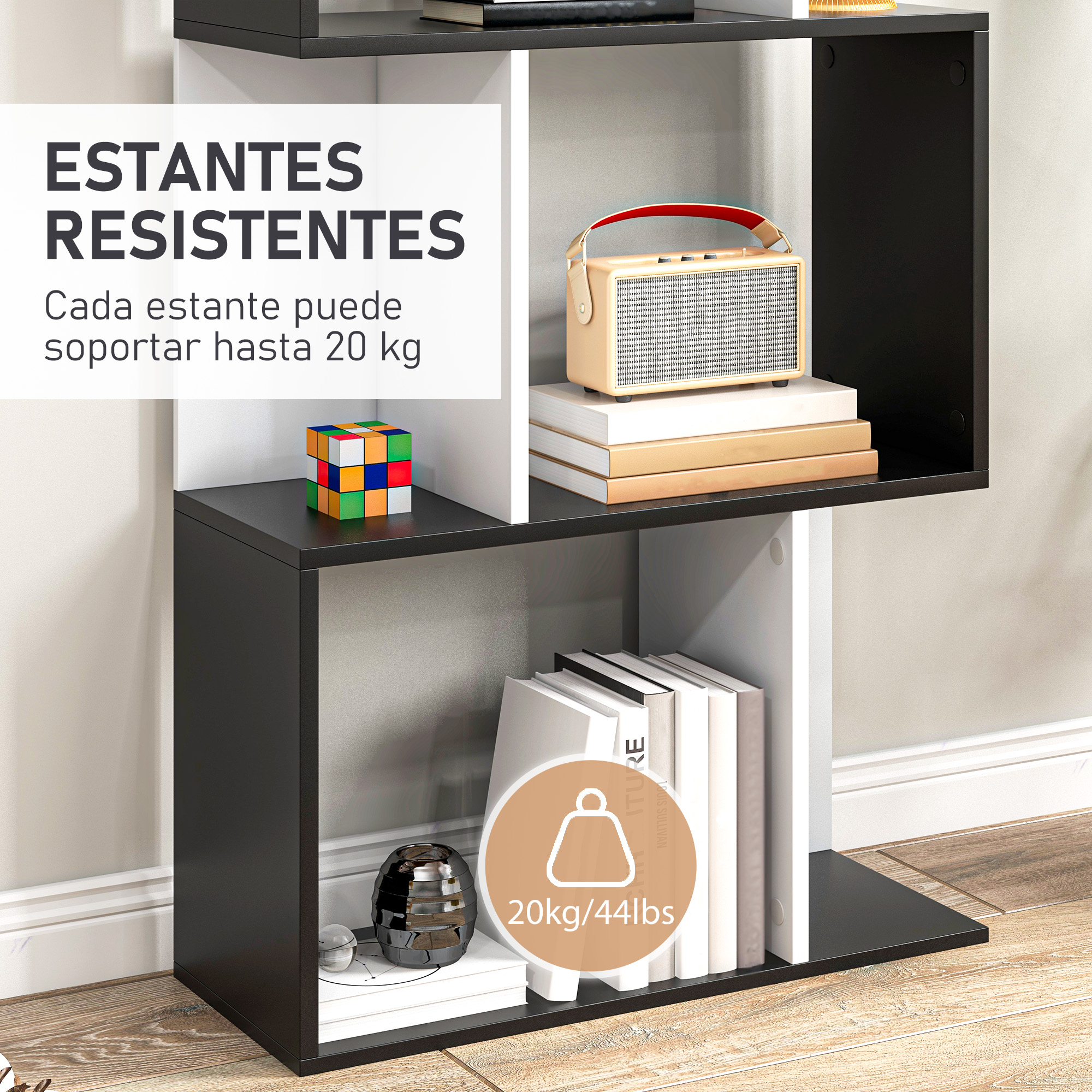 Un estante negro con libros, una radio y un cubo de Rubik.